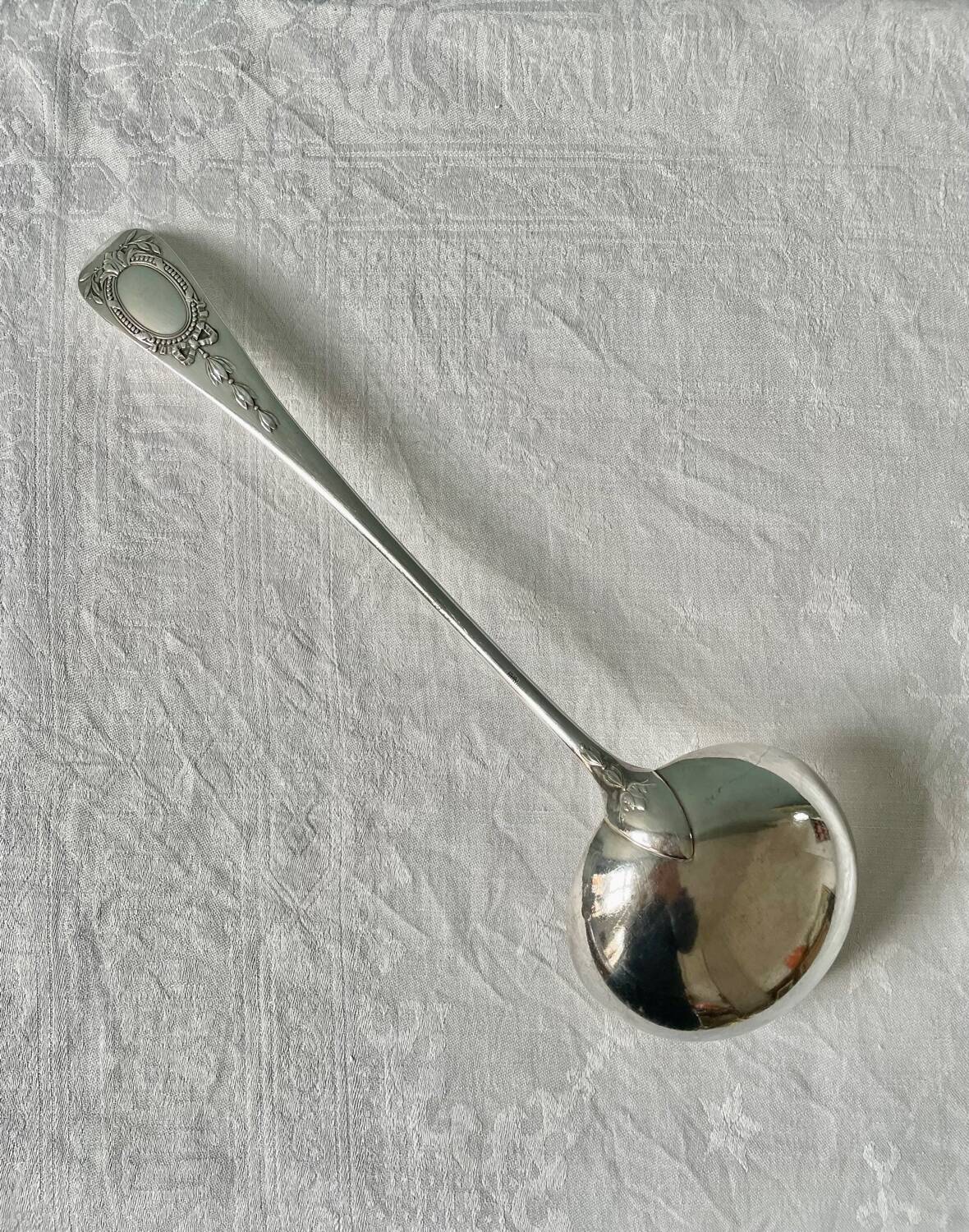 Grande louche ancienne en métal argenté, modèle baguette médaillon