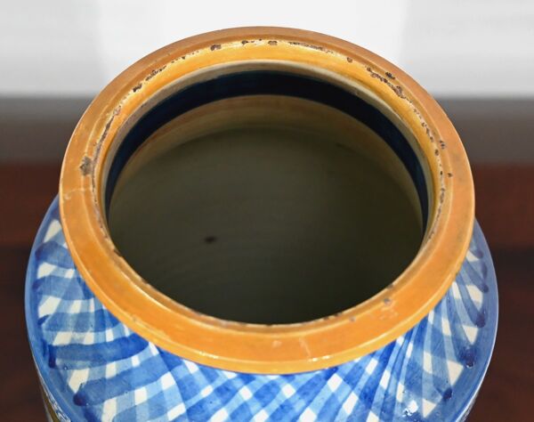 Vase rouleau en porcelaine, début XXe