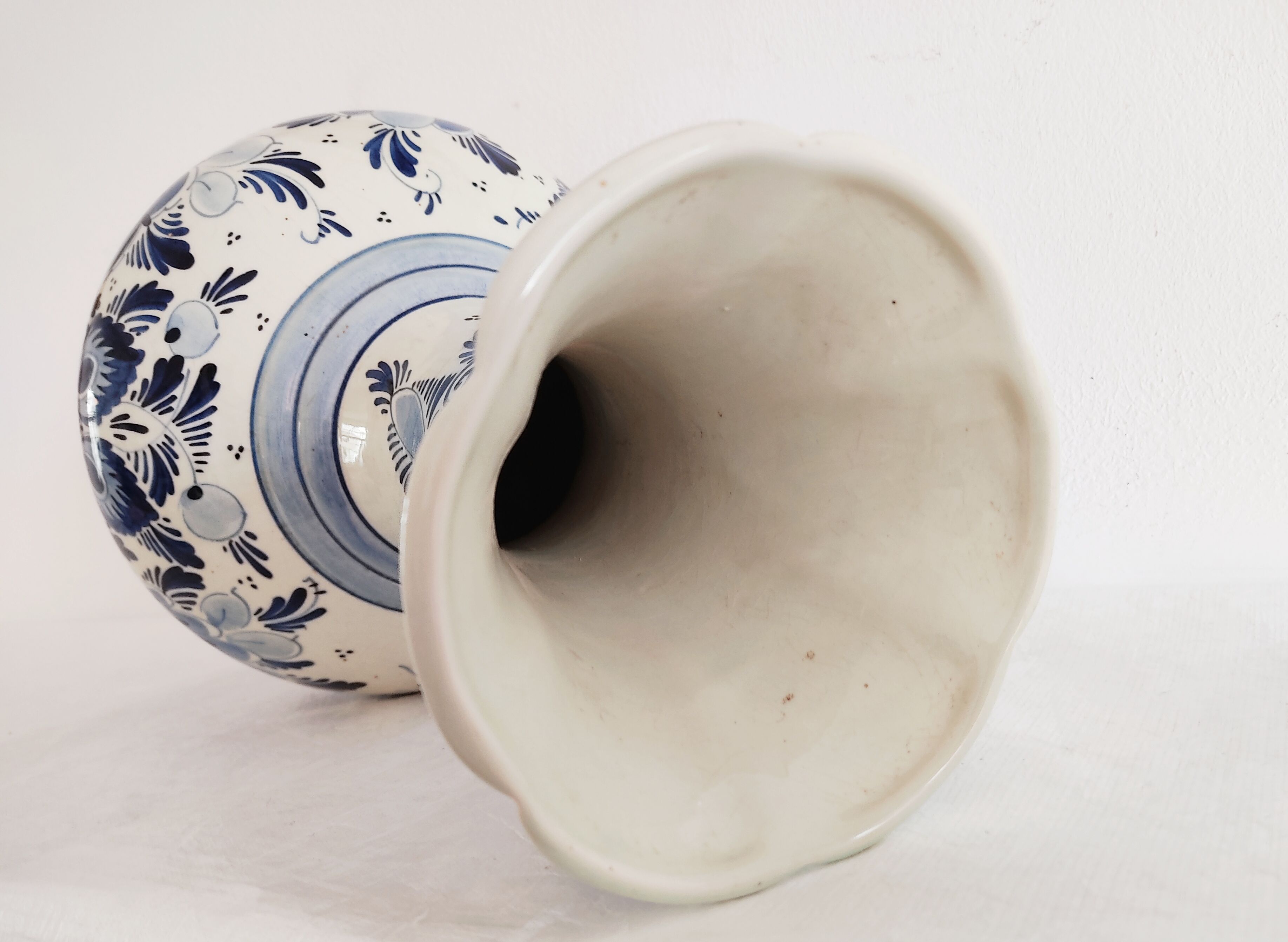 Delft vase decorated with a bird