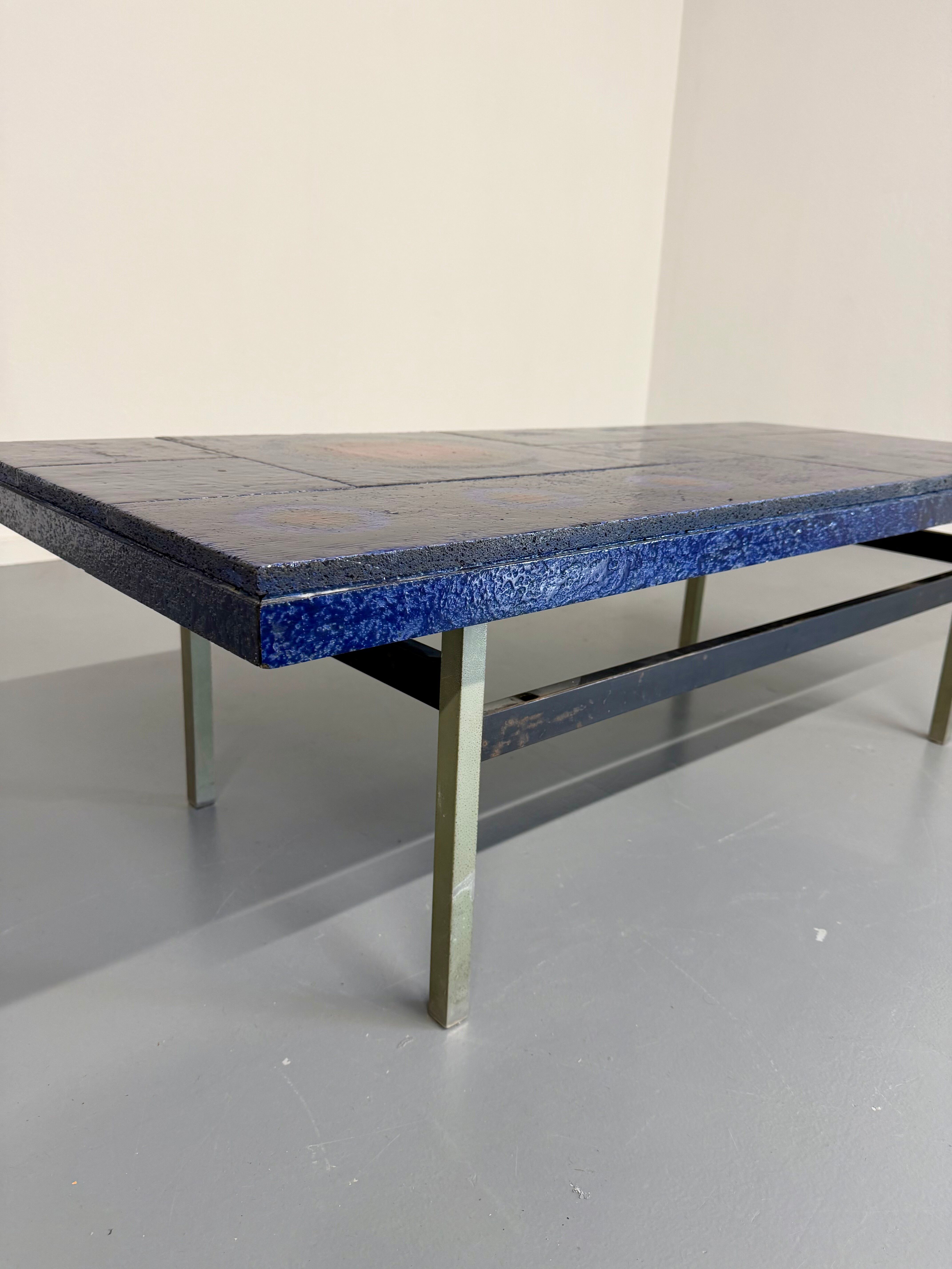 Table basse en céramique émaillée bleue design année 70