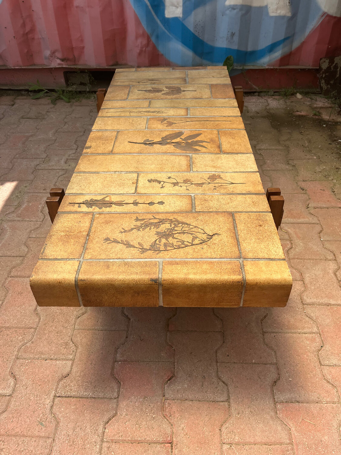 Roger ceramic capron coffee table in perfect condition