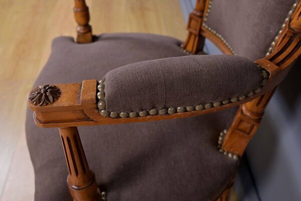 Paire de fauteuils en hêtre teinté, style Louis XVI – 1950