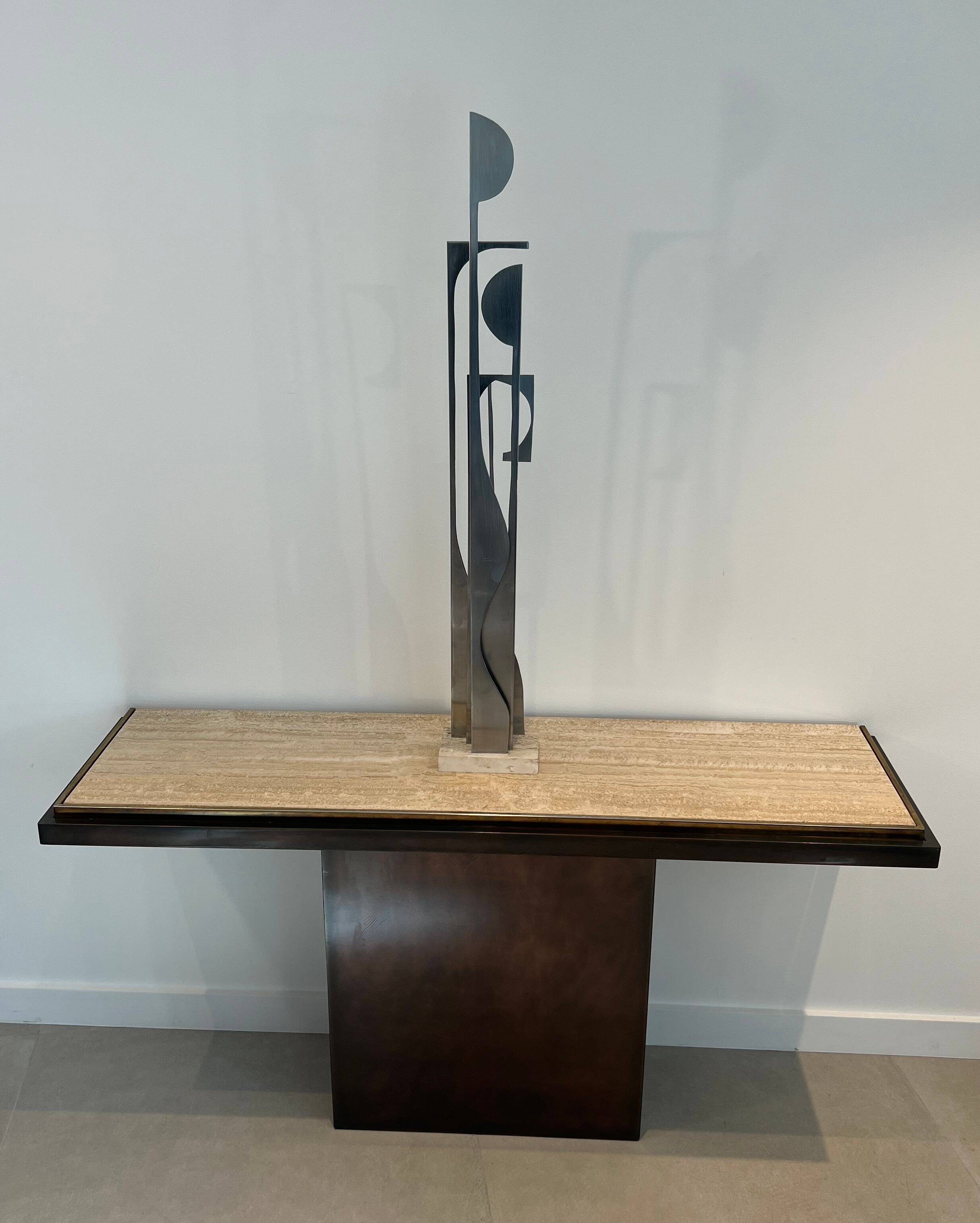 Console with a cannon-shaped travertine rifle stand. French work. Around 1970.
