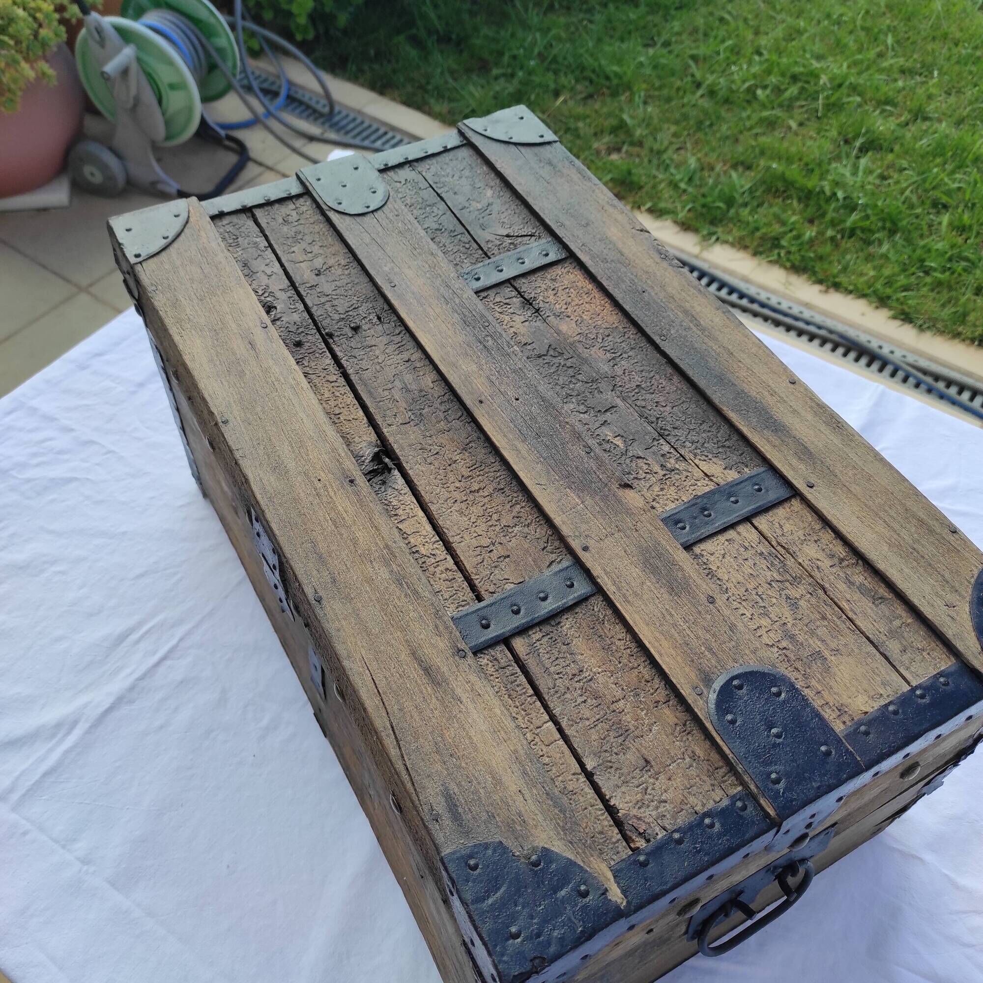 Small wooden trunk of 60 x 36 x 31 cm of dimensions