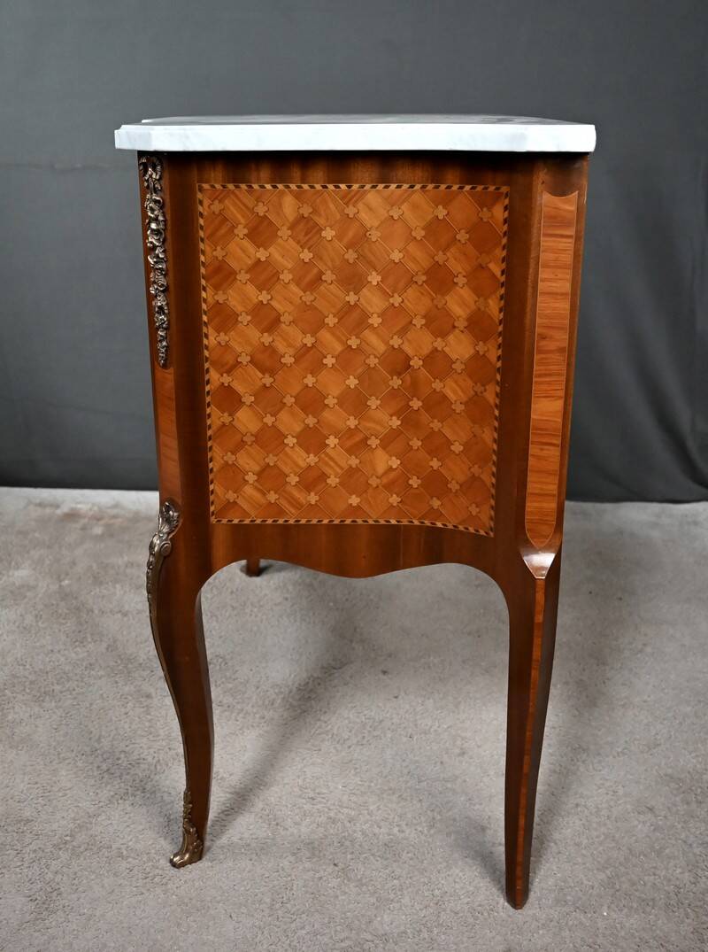 Commode sauteuse en marqueterie, style Transition Louis XV - Louis XVI – milieu XXe