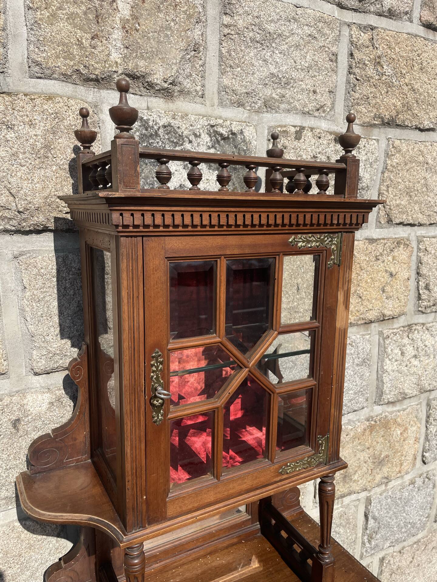 Vitrine en noyer mouluré et sculpté à deux-corps.