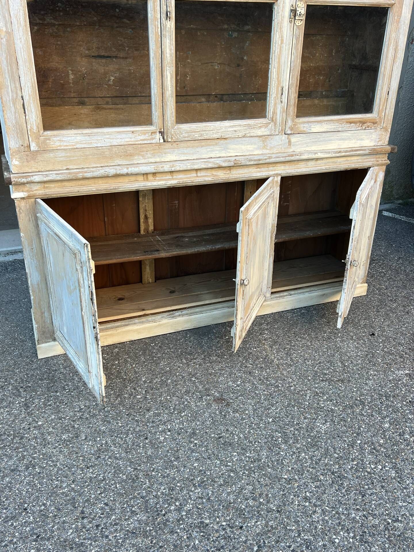 Confectioner's display case