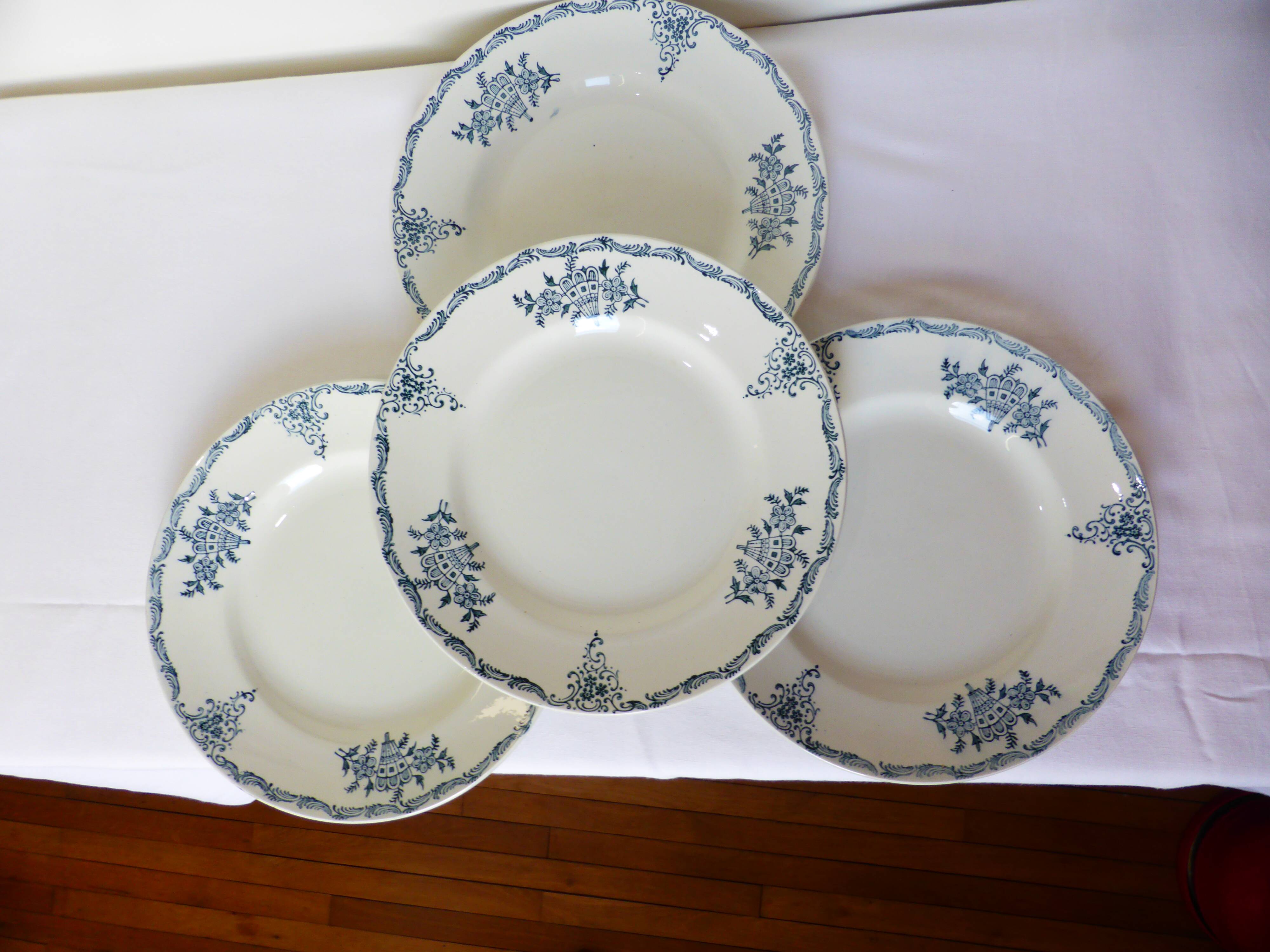 4 assiettes plates en terre de fer de St Amand