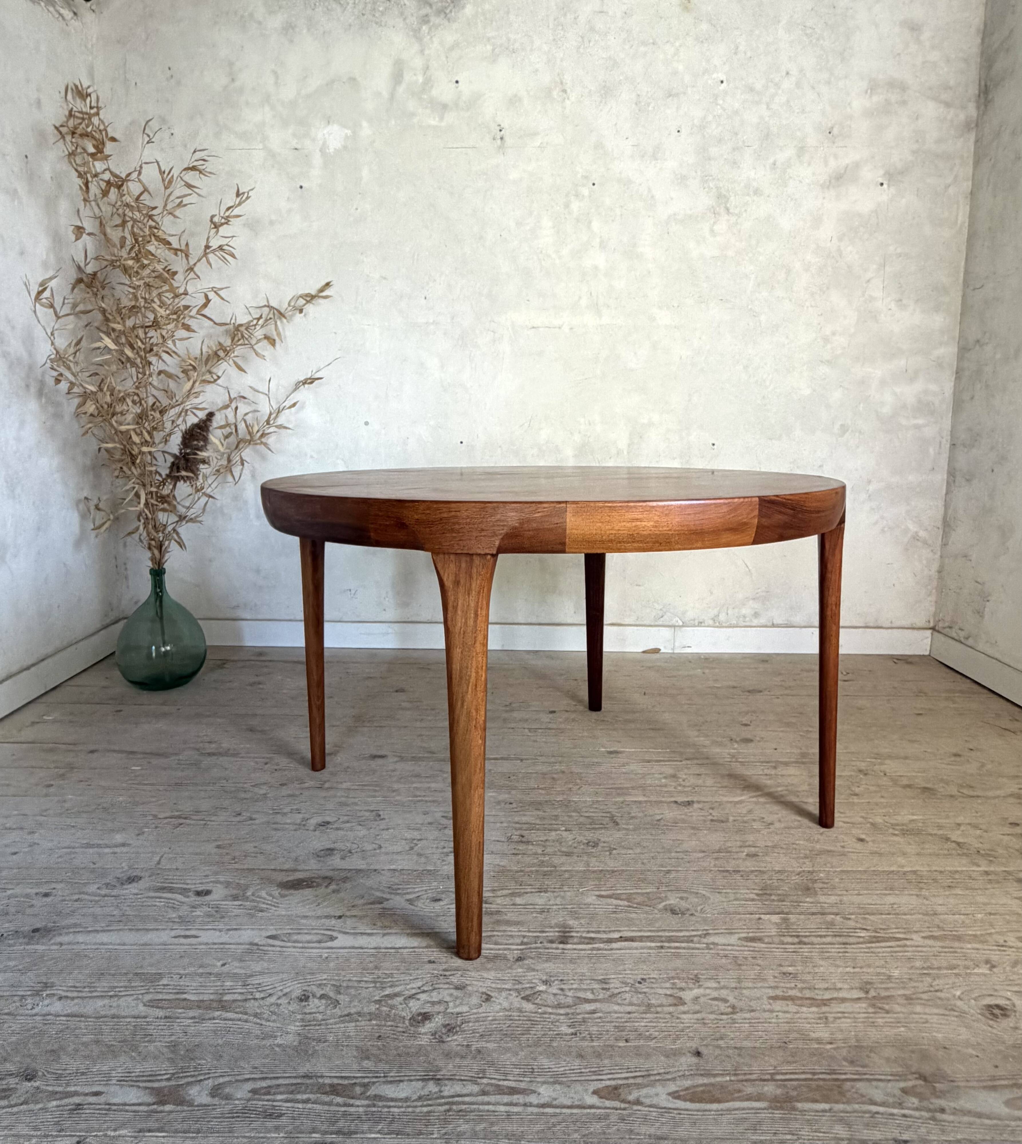 Scandinavian round table in rosewood by Ib Kofod Larsen