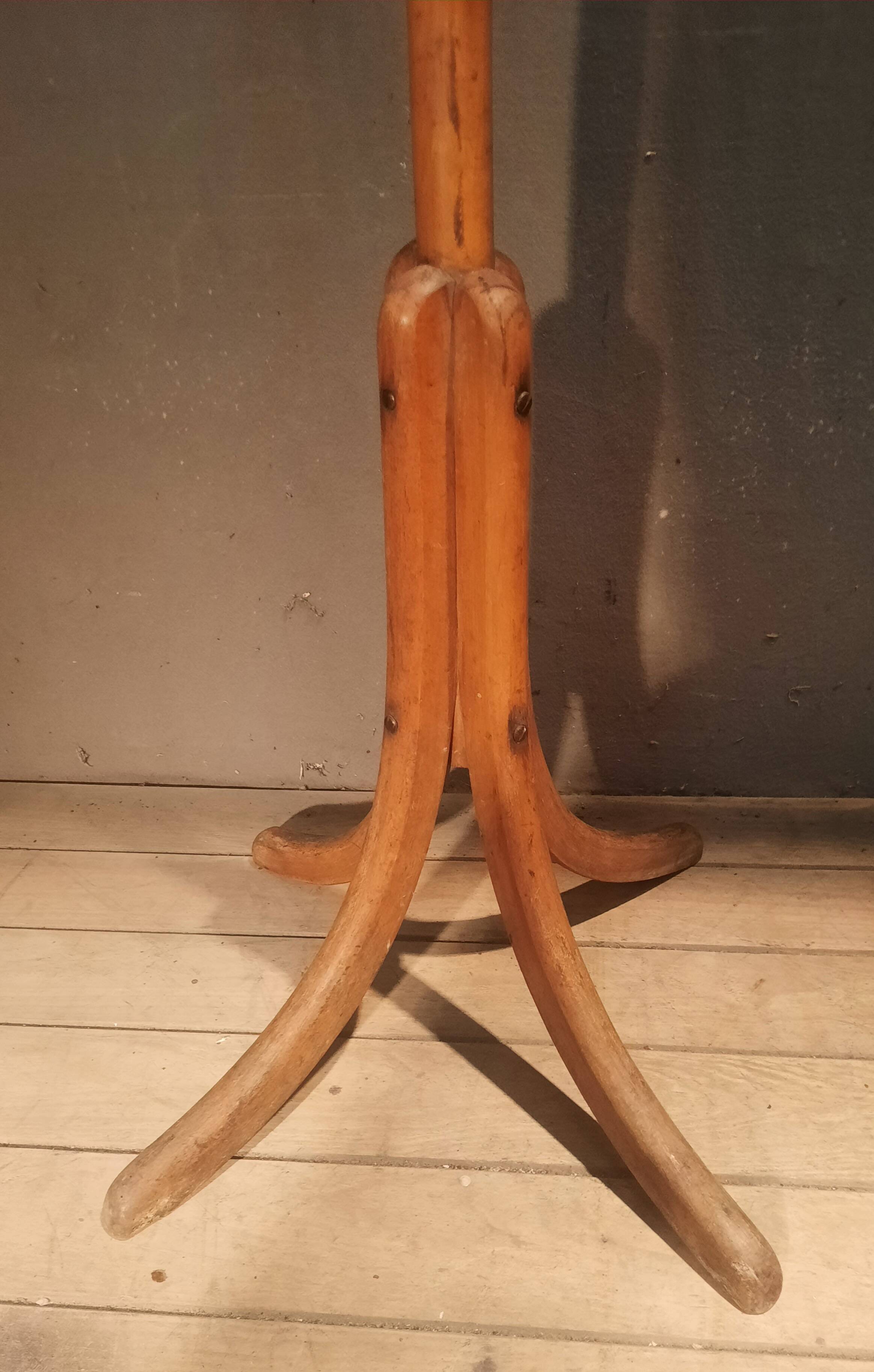 Porte-manteau sur pieds dit "perroquet" de Fischel