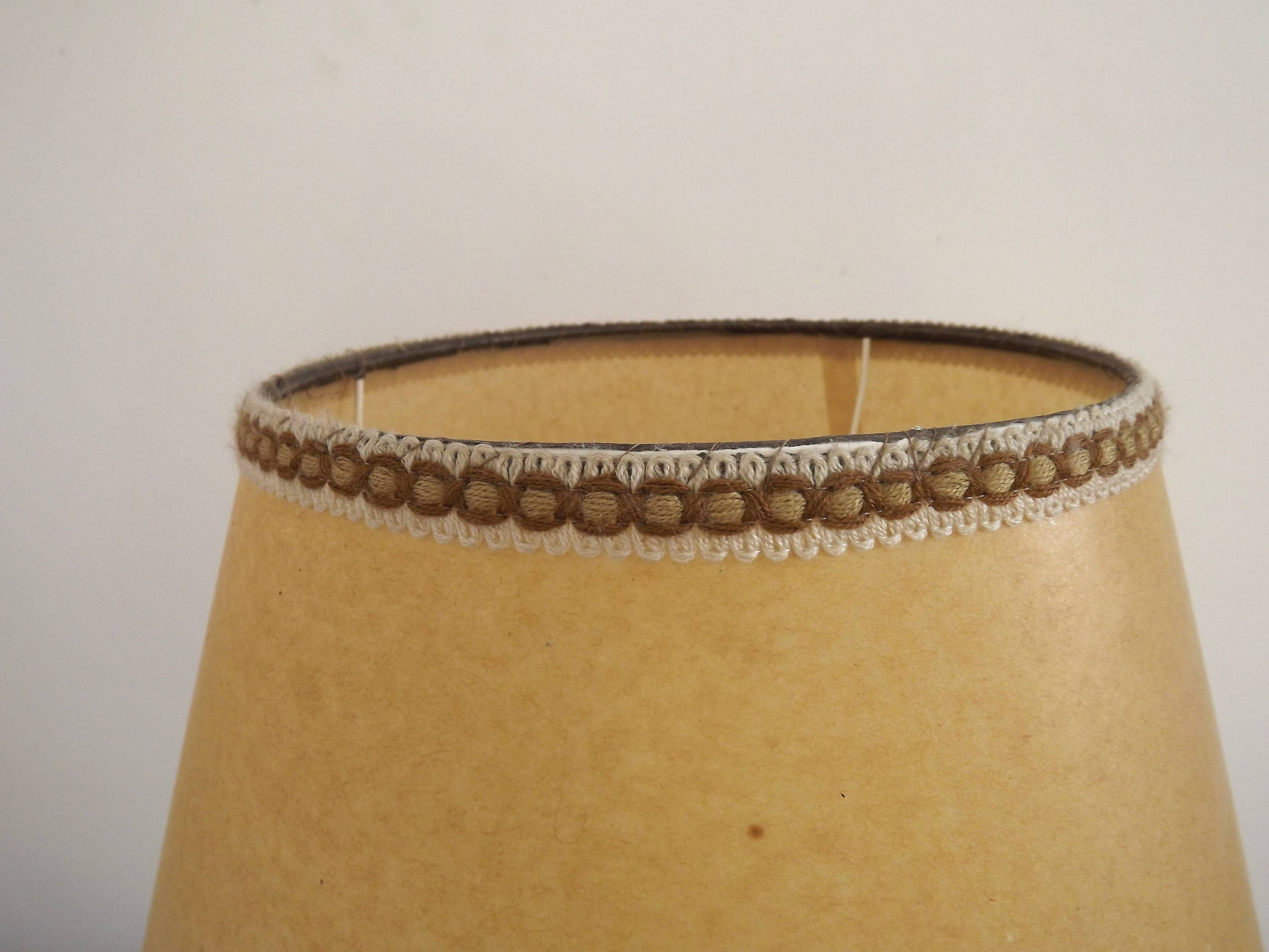 Spanish vintage brass table lamp with beige braided plastic shade 5555.