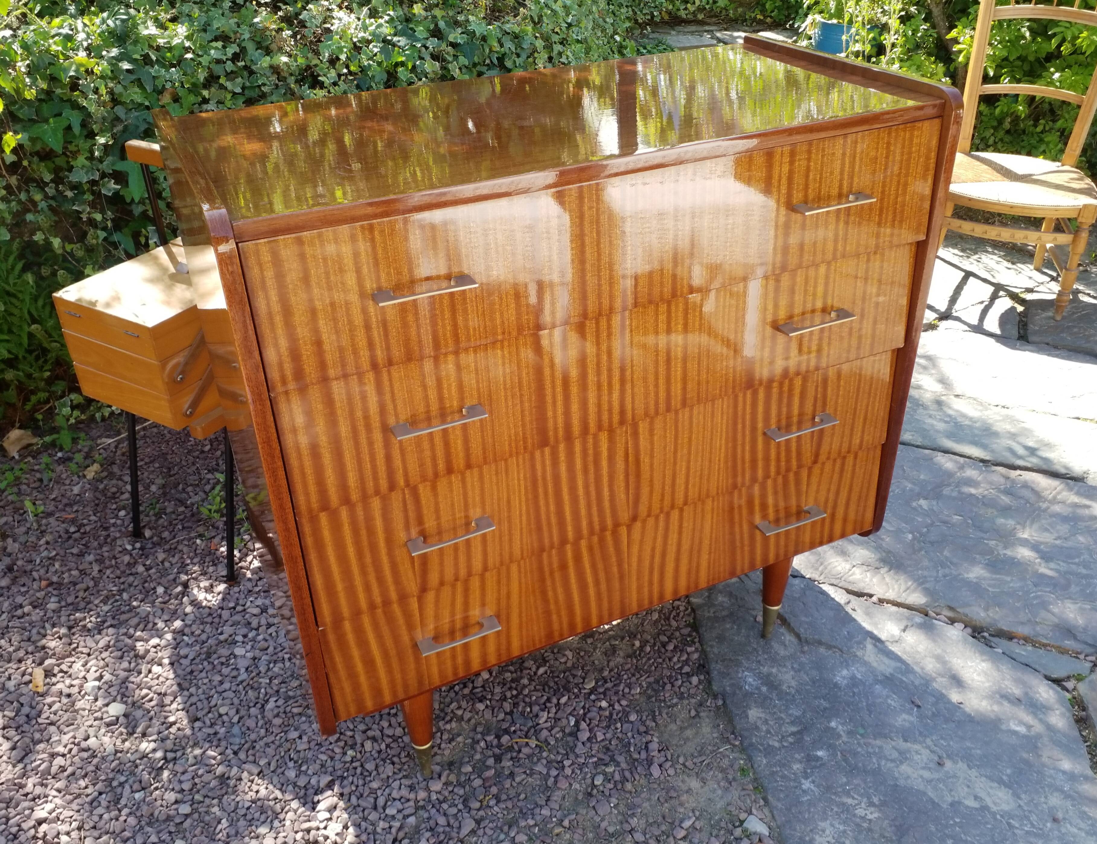 Veneer chest of drawers