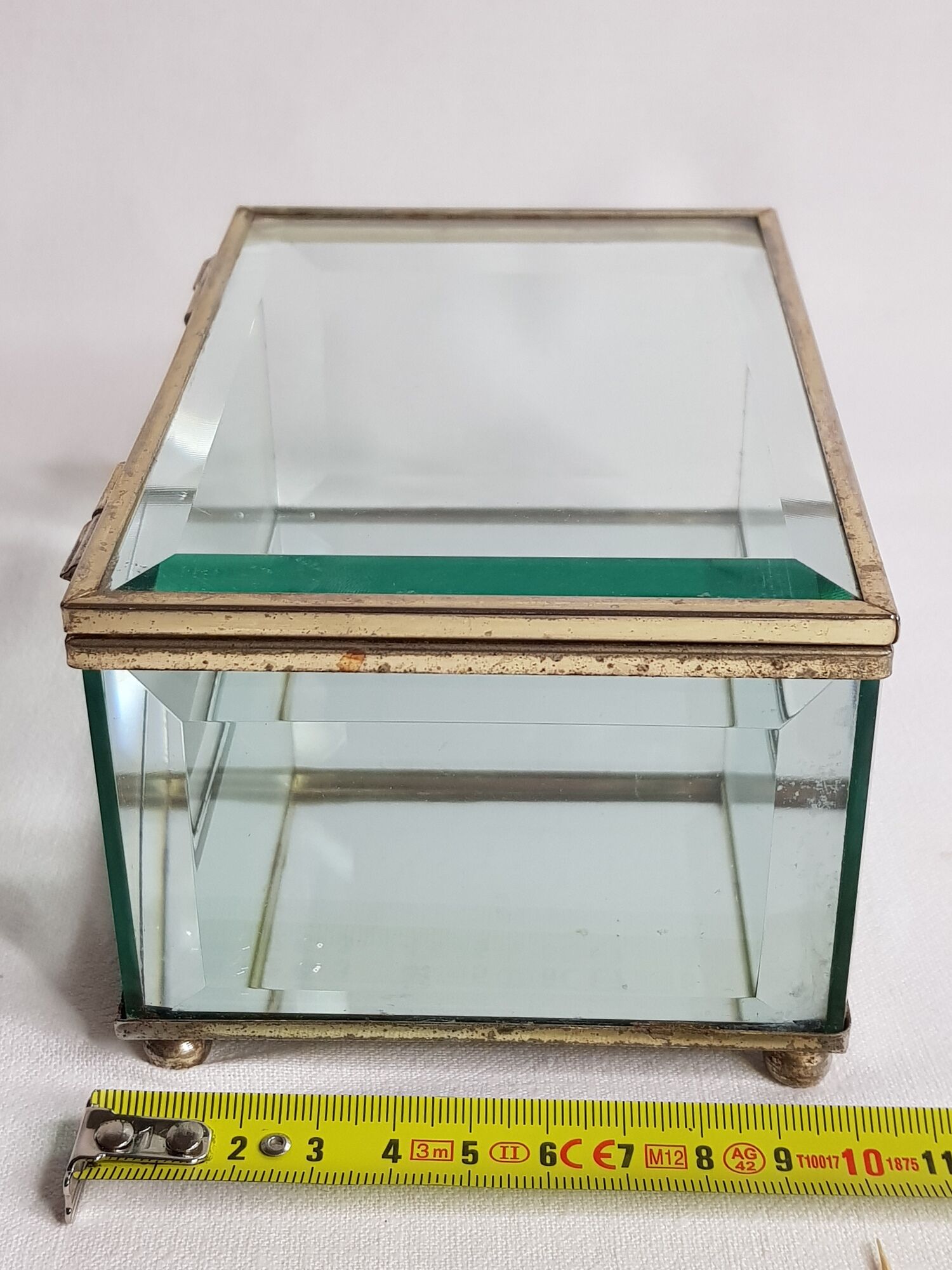 Jewelry box in bevelled glass and gold metal