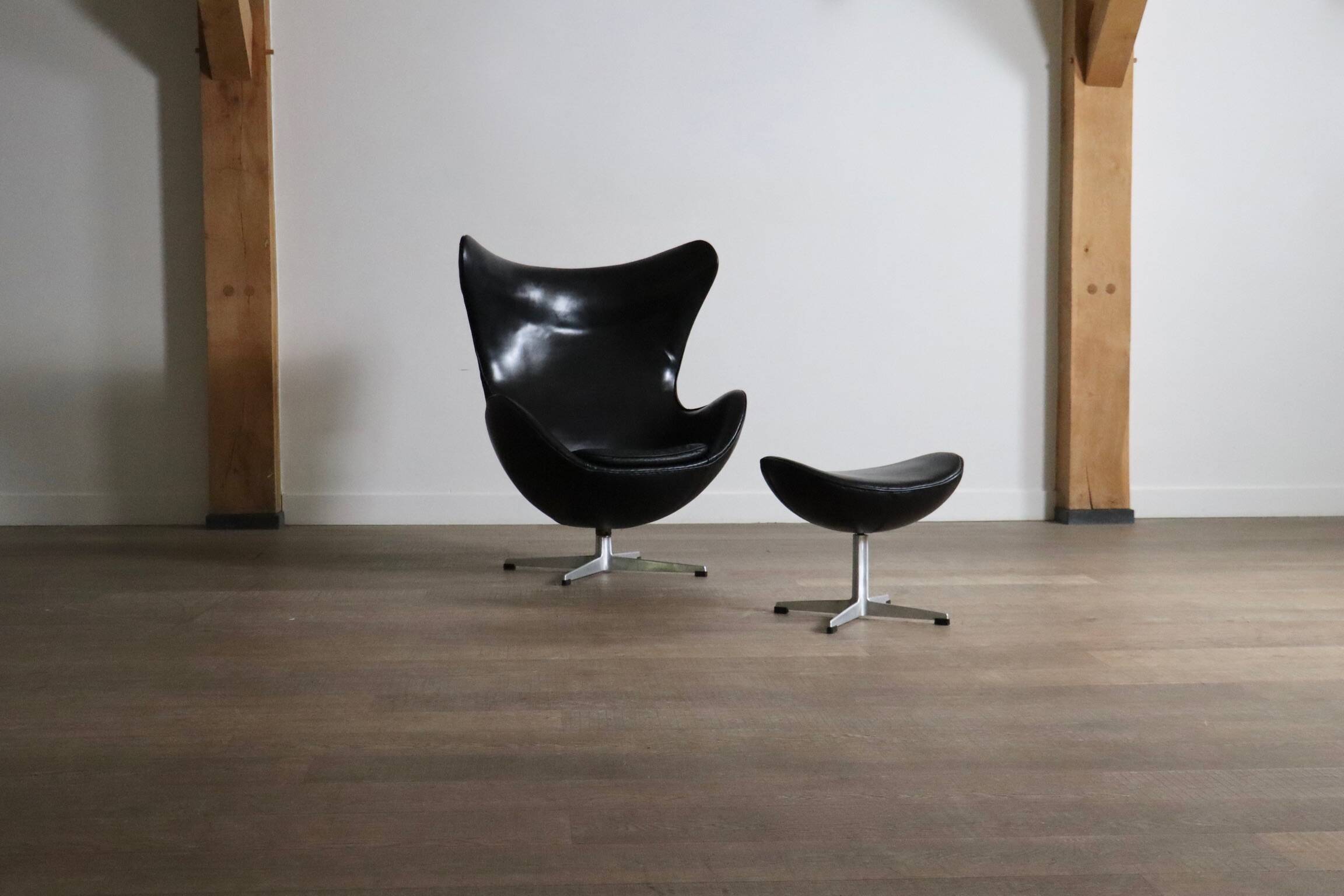 "Egg" armchair with ottoman, designed by Arne Jacobsen for Fritz Hansen, Denmark, 1963