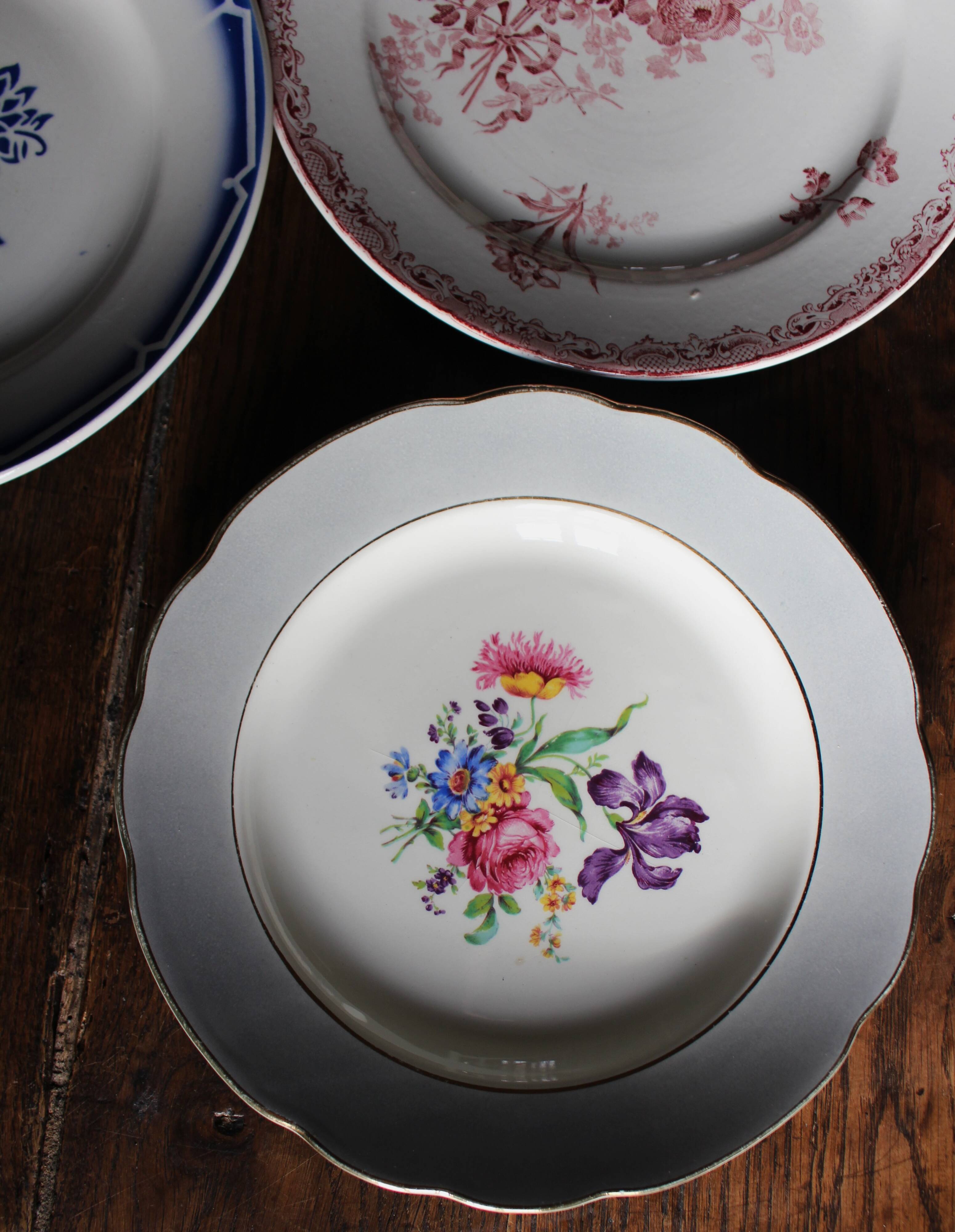 A set of 4 flat plates in pink and blue with Fontanges flowers from Sarreguemines.