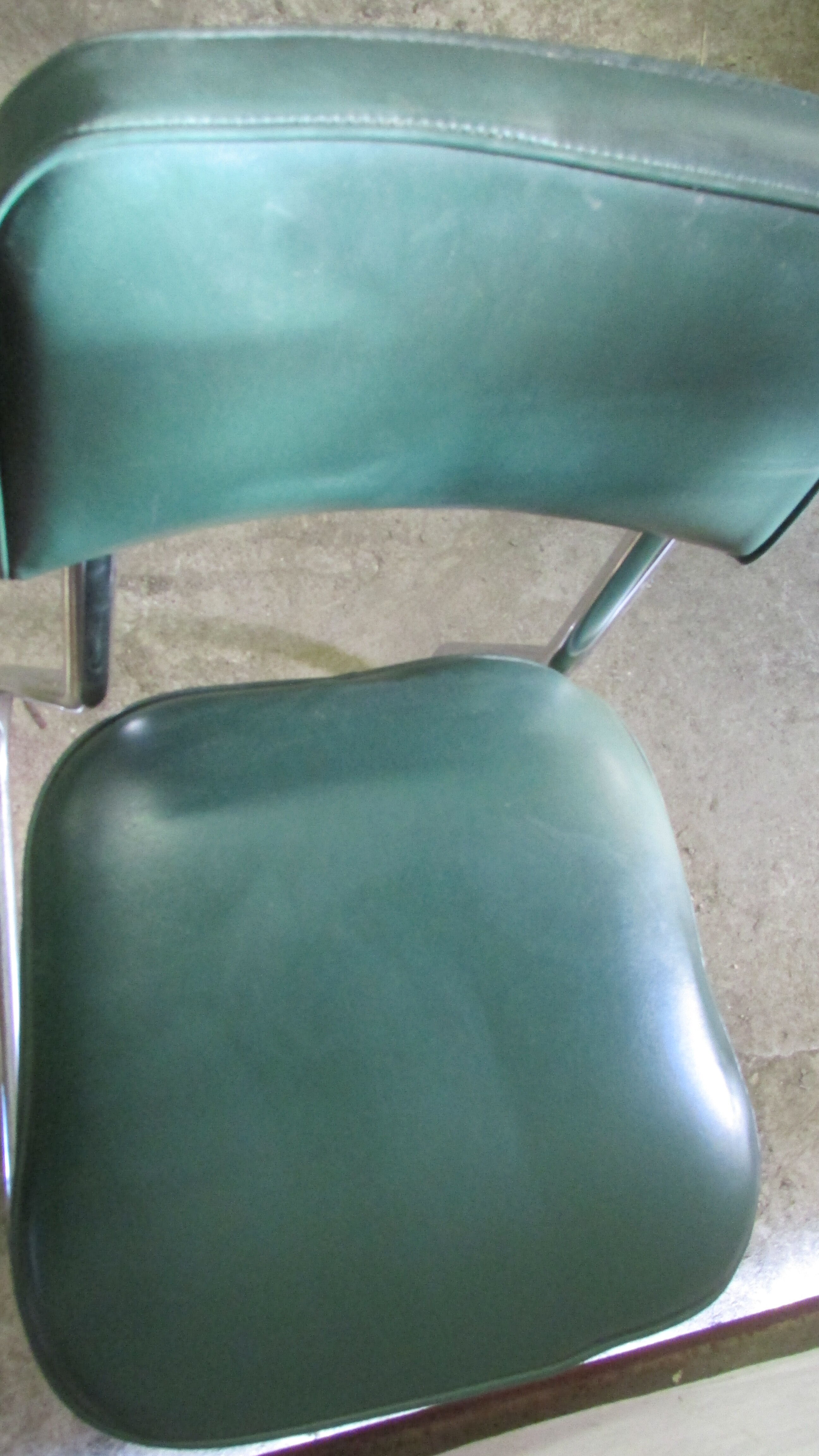 Vintage office chair in skaï