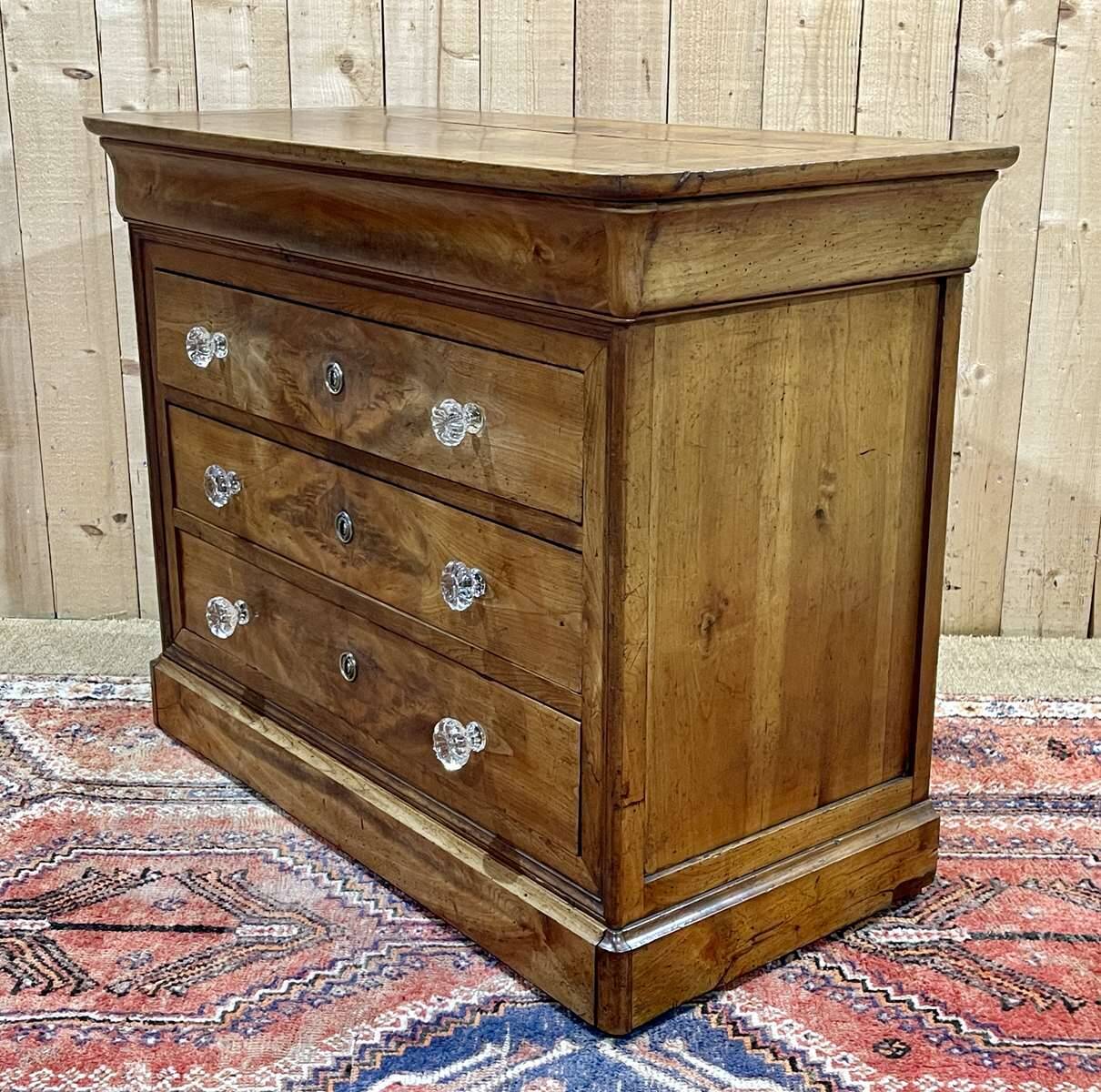 Louis Philippe chest of drawers with 5 drawers from the 19th century in cherry wood with glass knobs