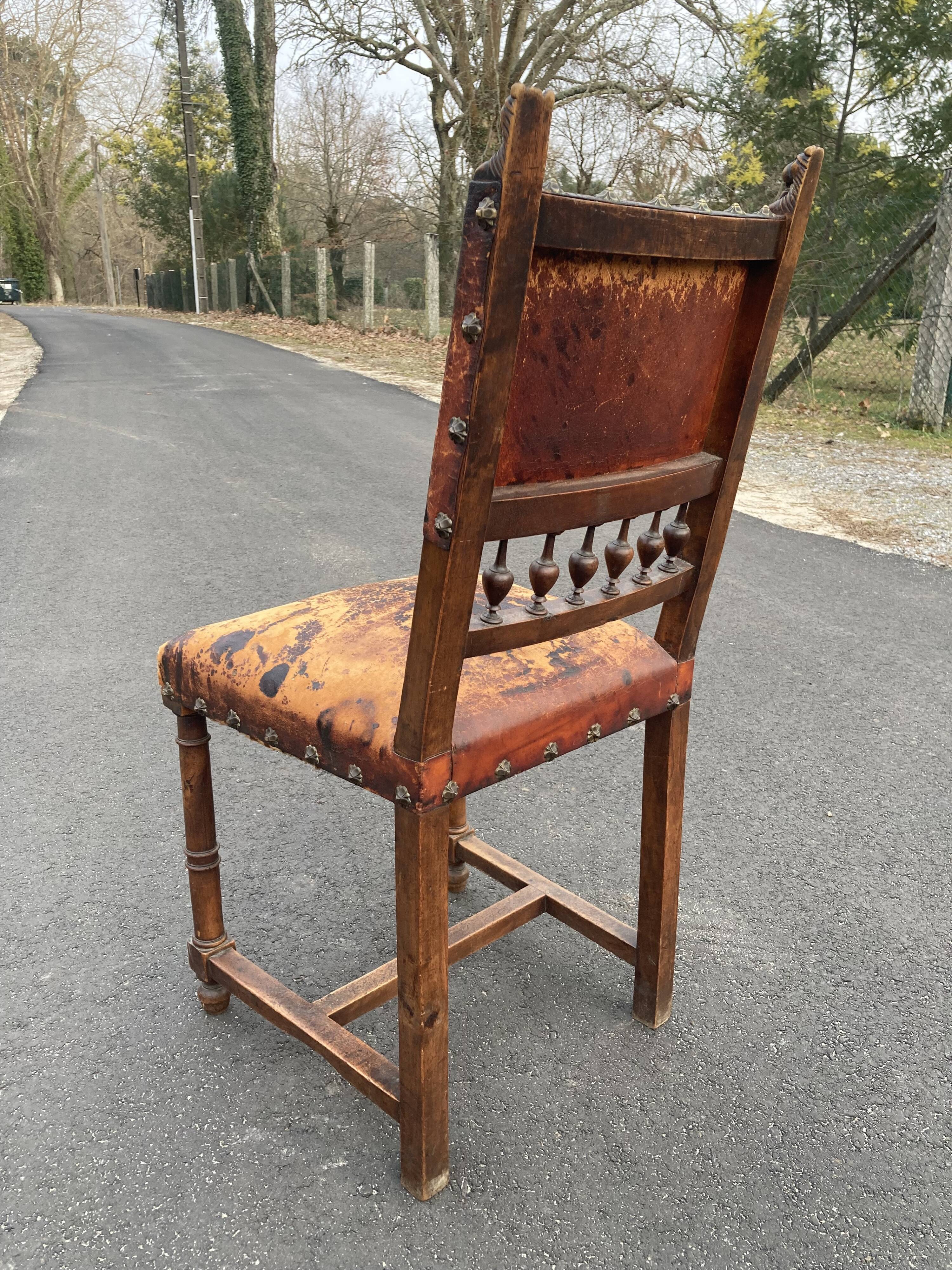 5 chaises Henri II en bois massif et cuir néo renaissance XIXème siècle