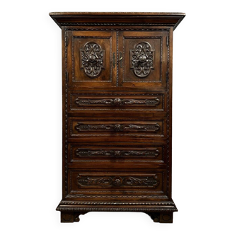 Cabinet style Renaissance en noyer massif entièrement sculpté / circa 1850