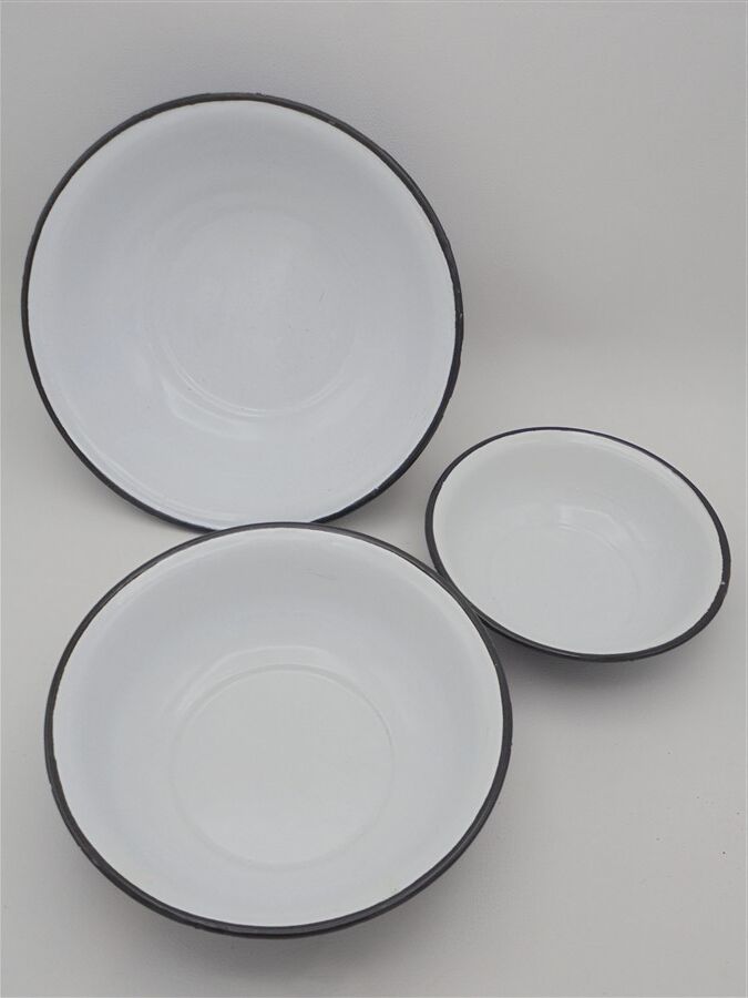 Trio de plats en tôle émaillée
