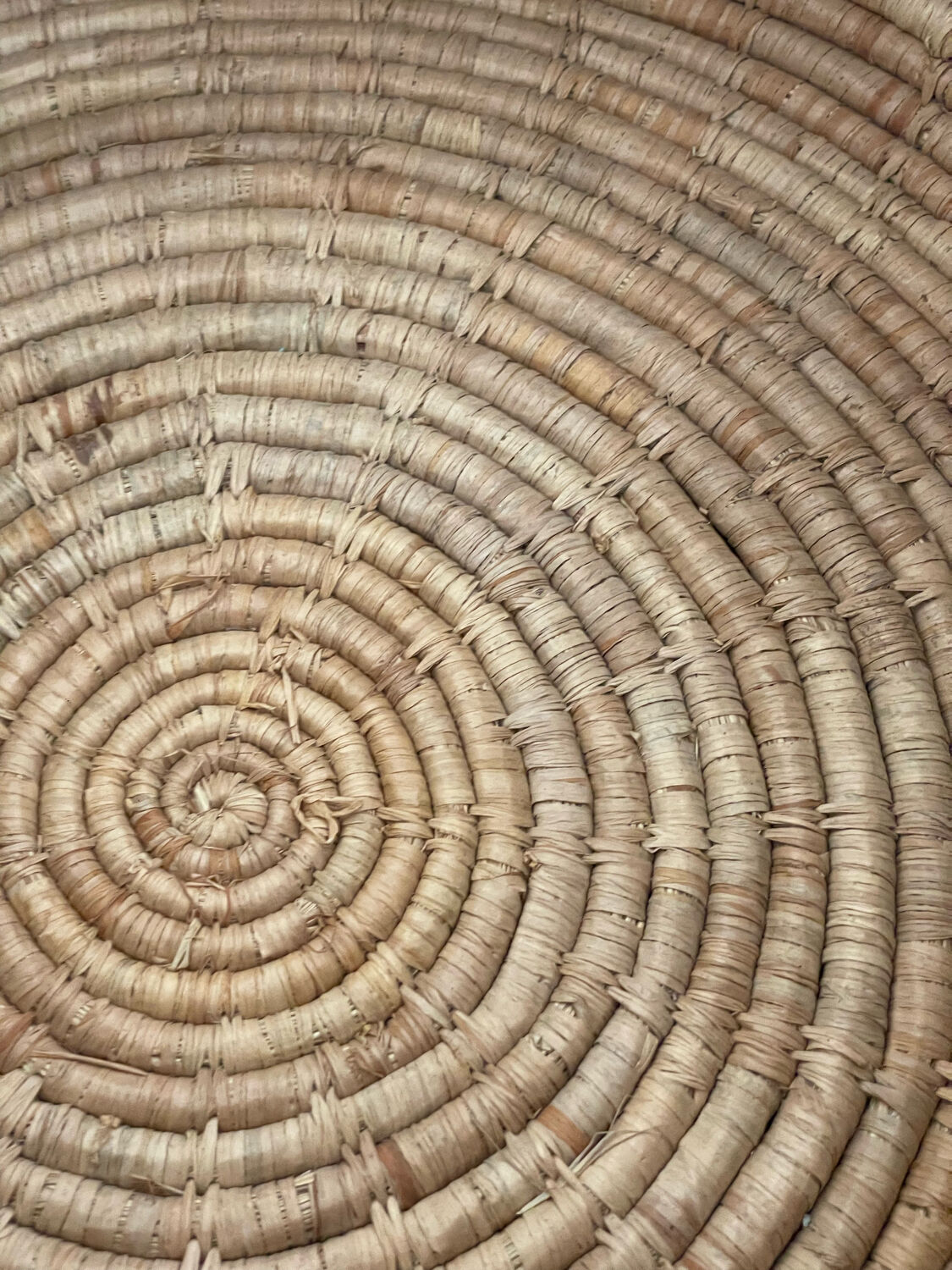 Raffia basket with lid