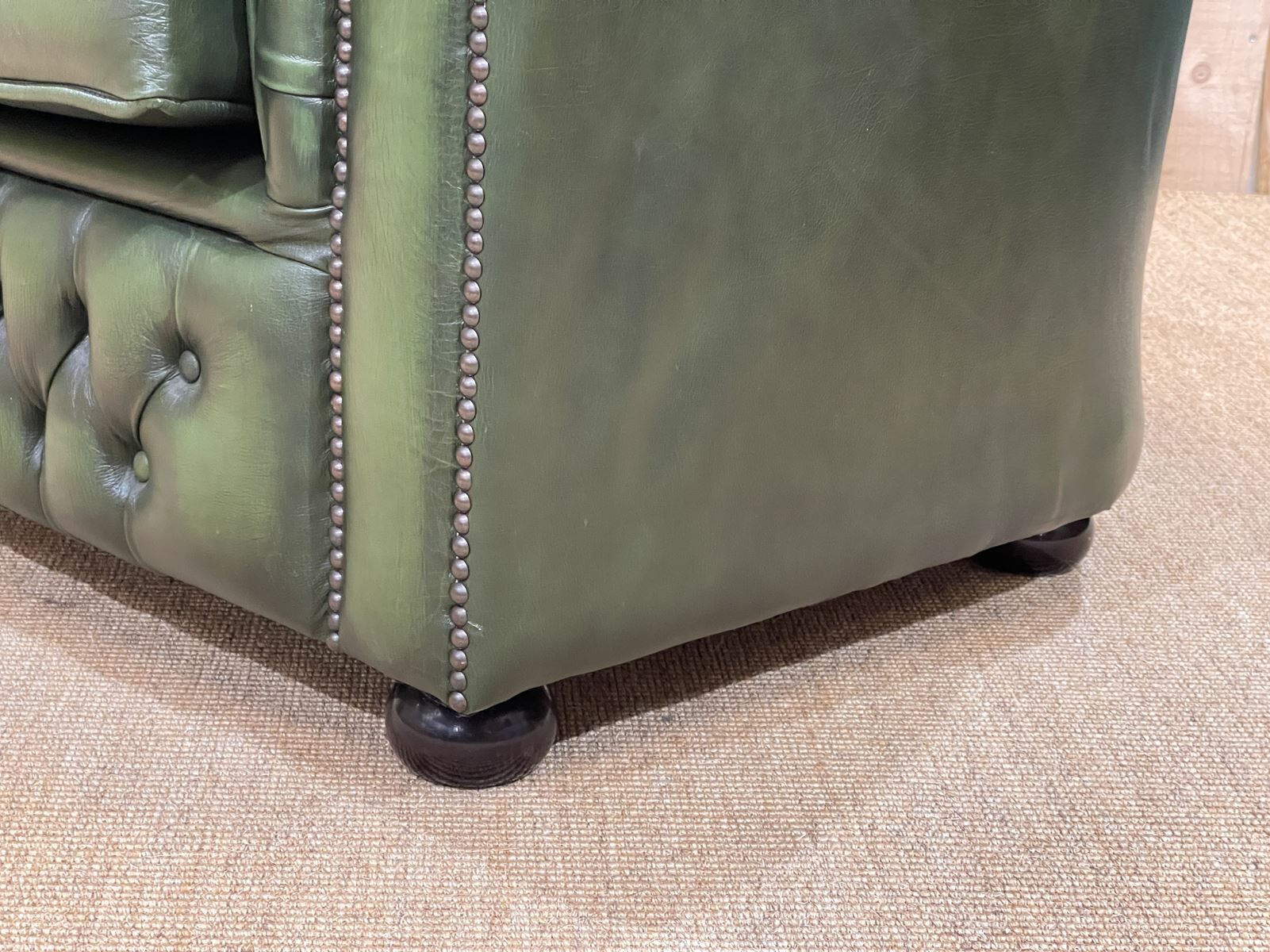 Chesterfield sofa in green leather 3 places from the 80s