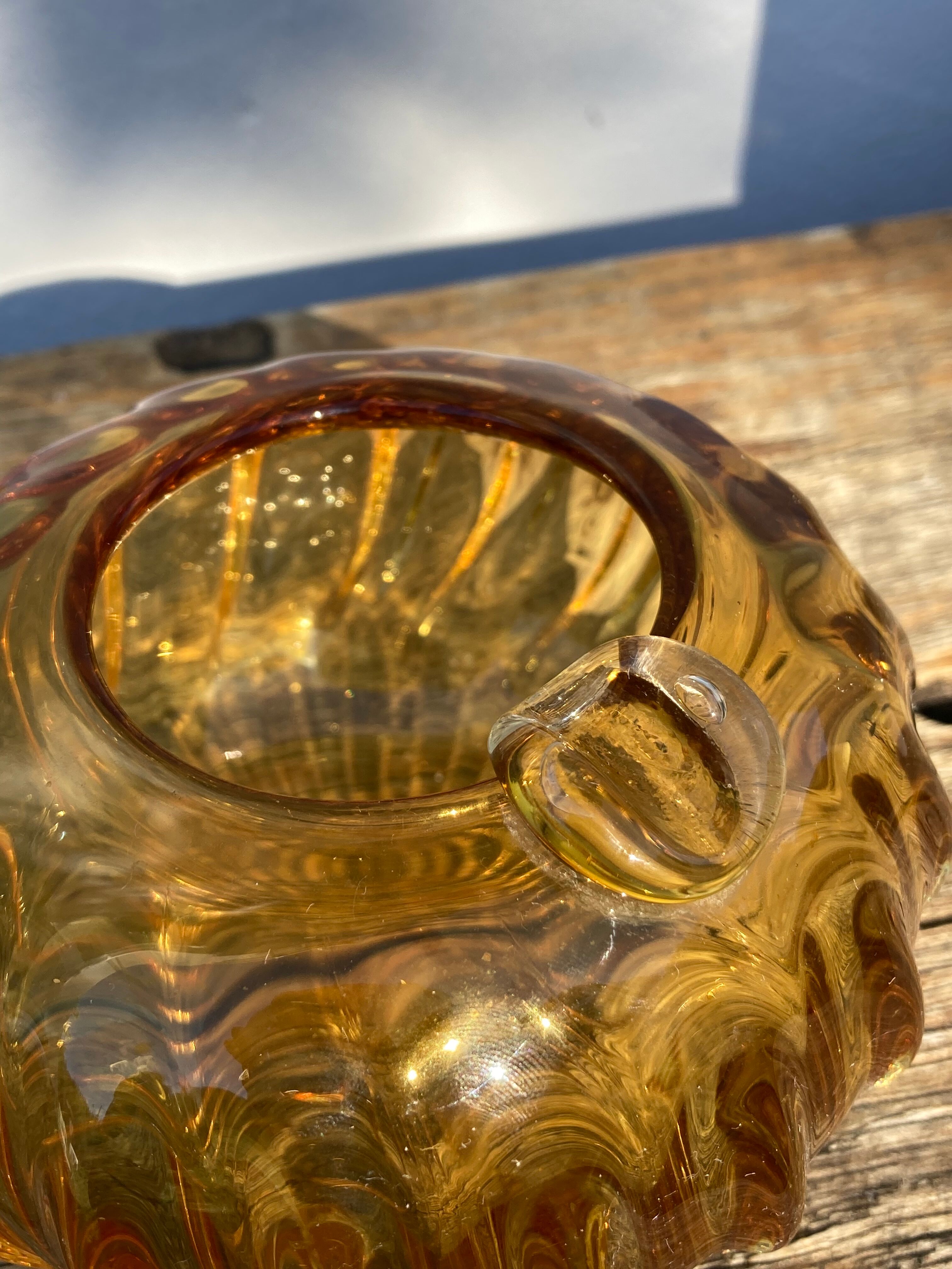 Cendrier en verre soufflé de Murano ambré marron boule torsadé
