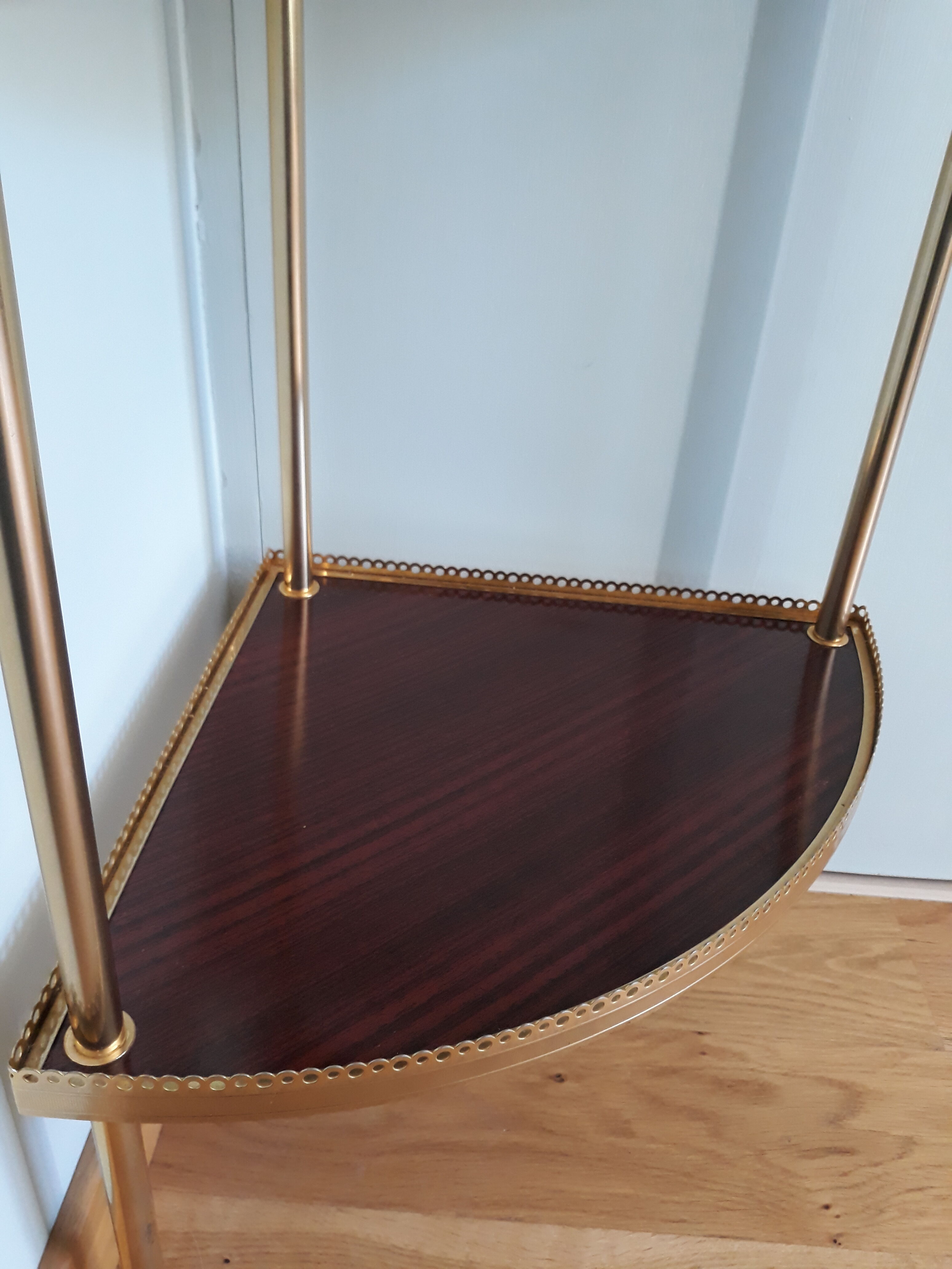 Shelf corner console notch in formica