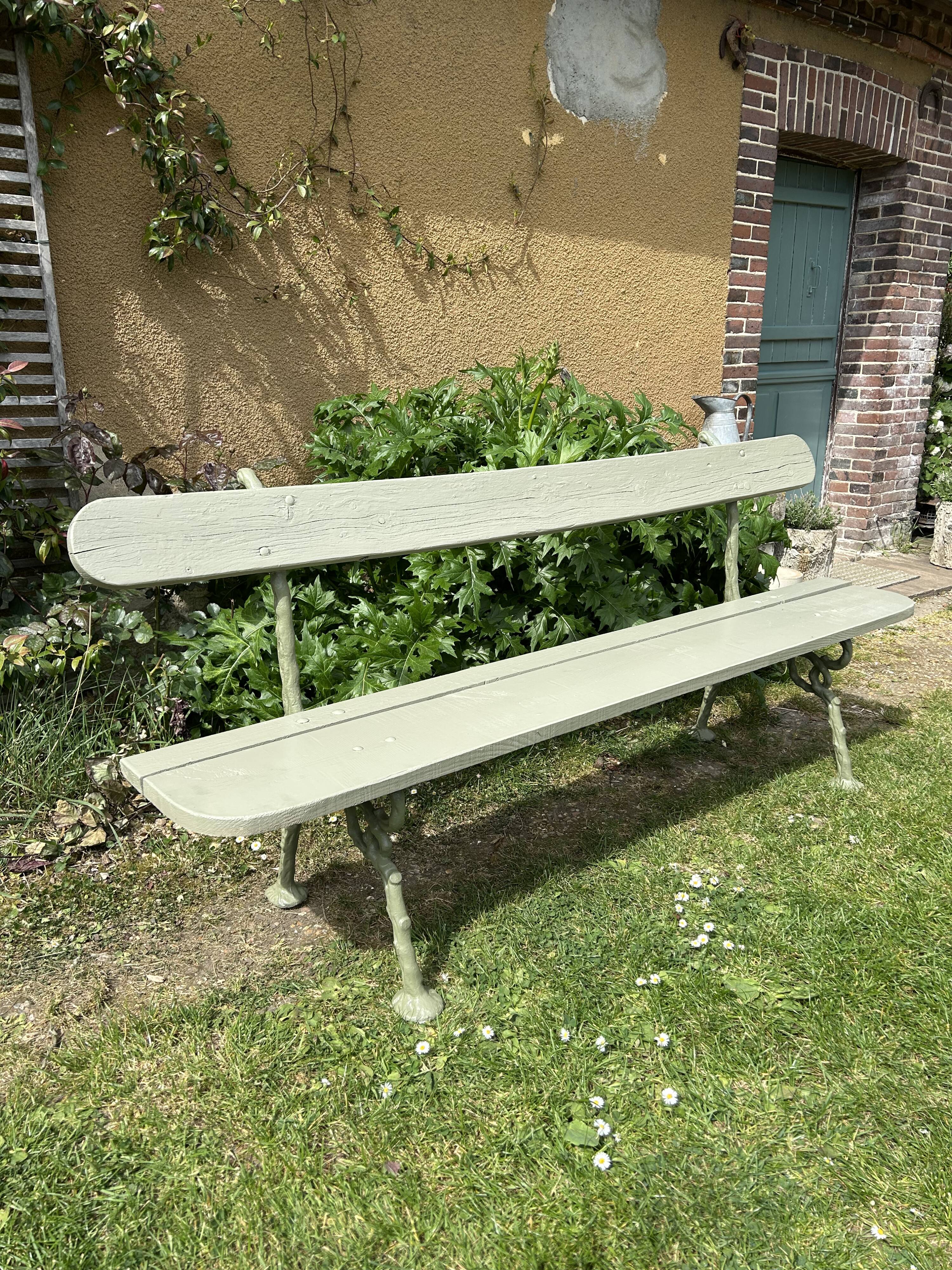 Large square bench in Paris, 1900