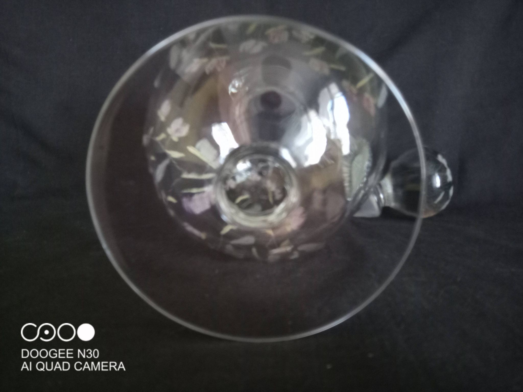 Carafe à vin sur pied, en verre taillé et émaillé