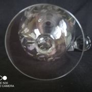 Carafe à vin sur pied, en verre taillé et émaillé