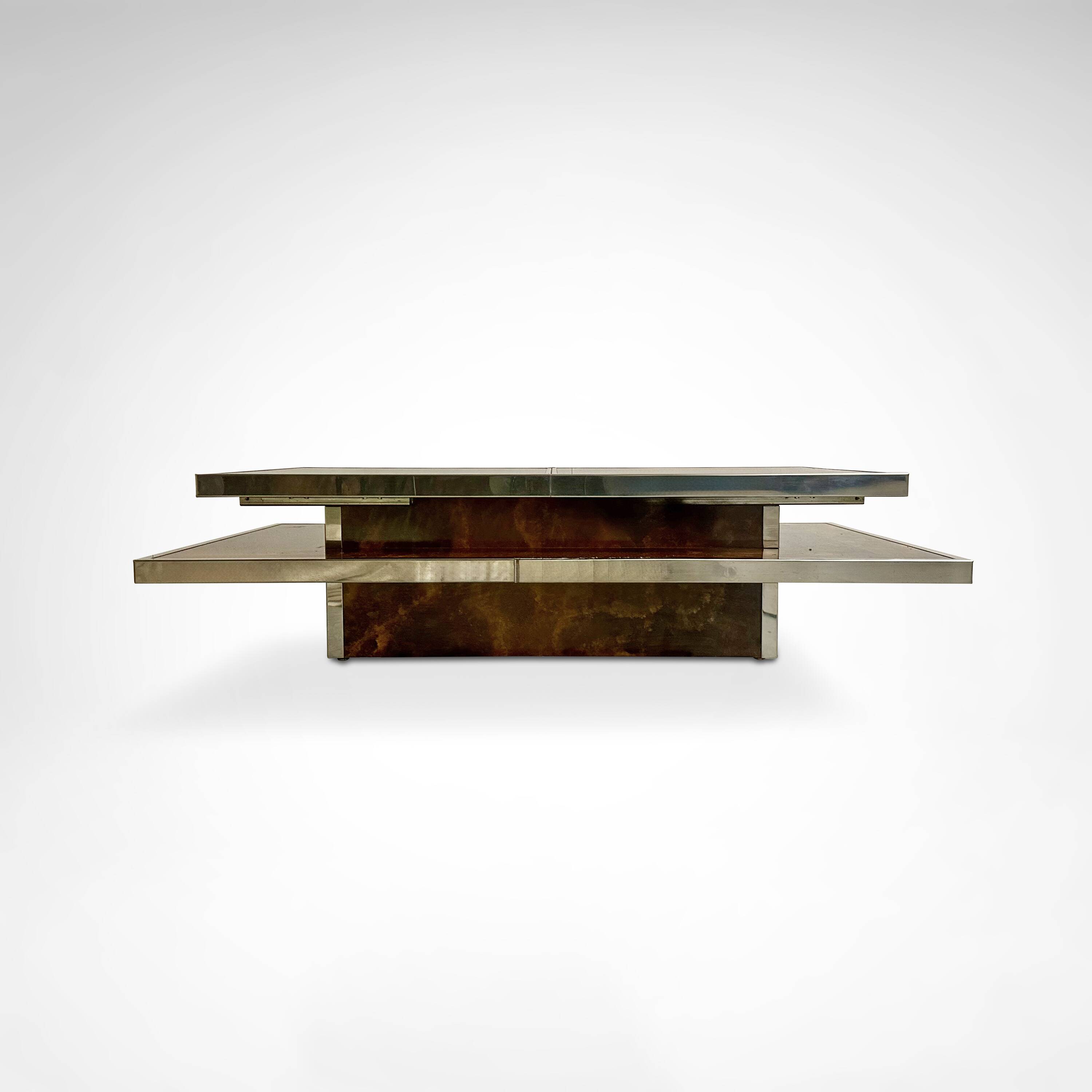 Table basse en bois de noyer à deux niveaux et métal avec bar intégré, France, années 1980.