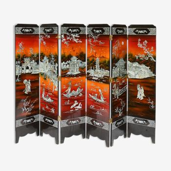 Six-leaf screen in red and black lacquered wood with mother-of-pearl inlaid decoration