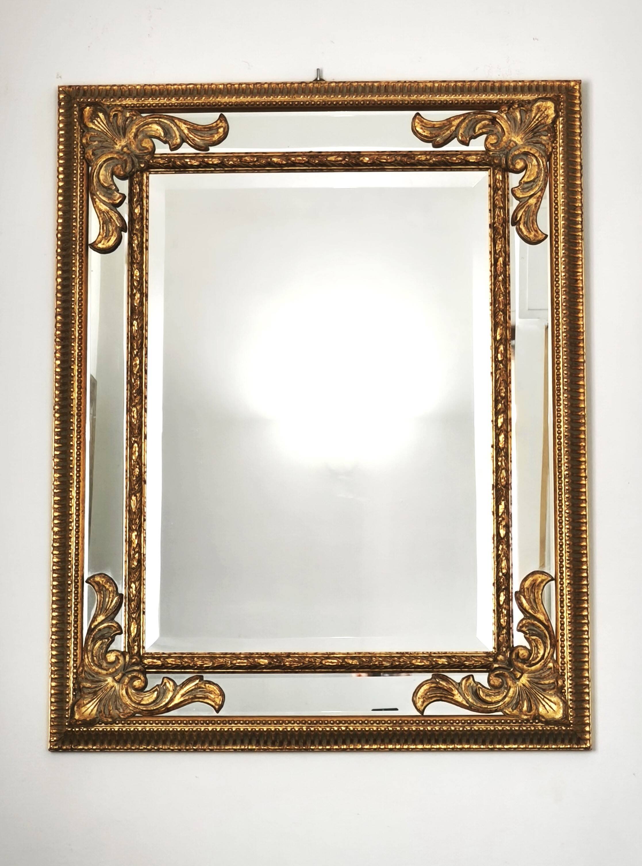 Grand miroir italien doré en bois à verre biseauté