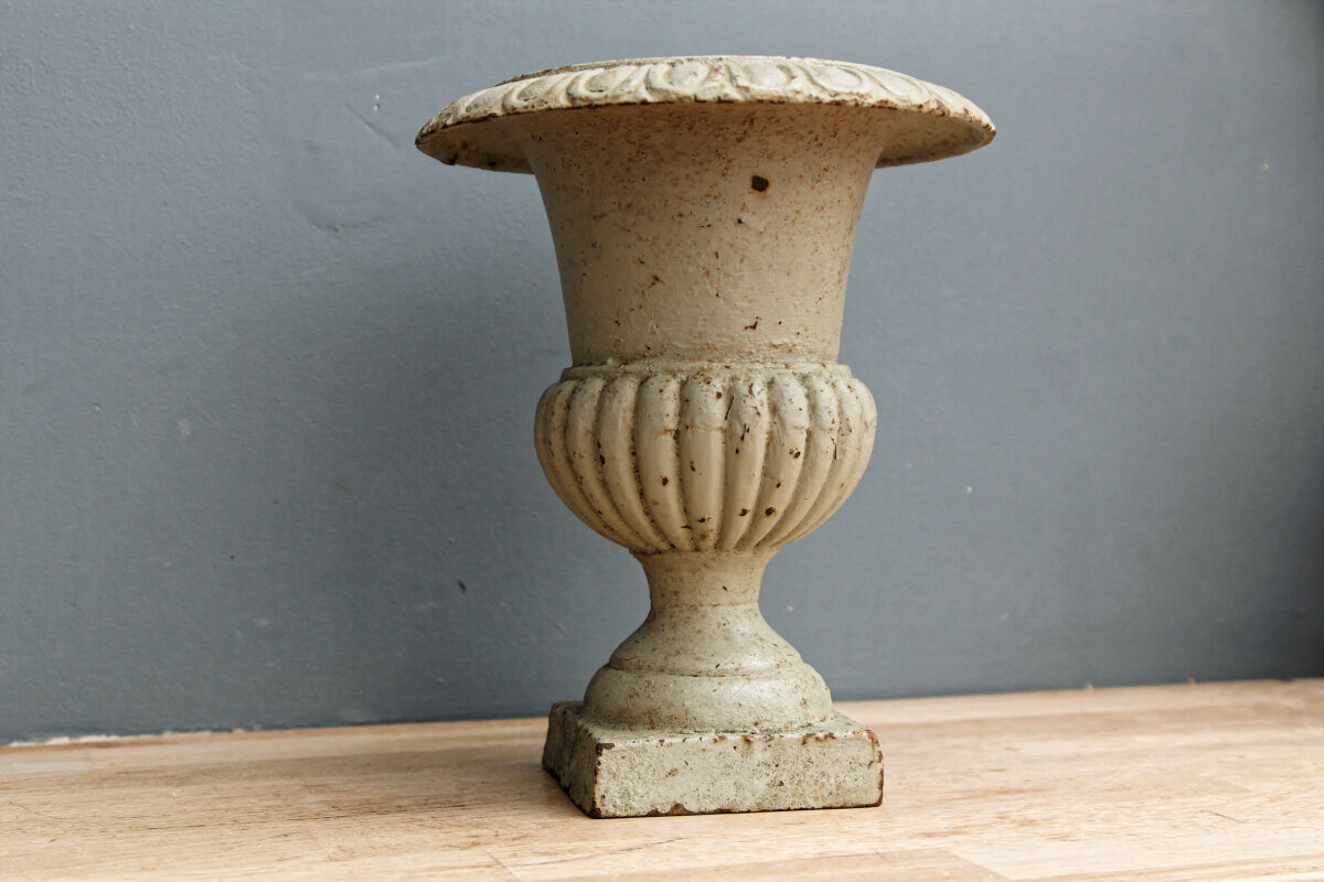 Medici vase in cast iron, celadon green
