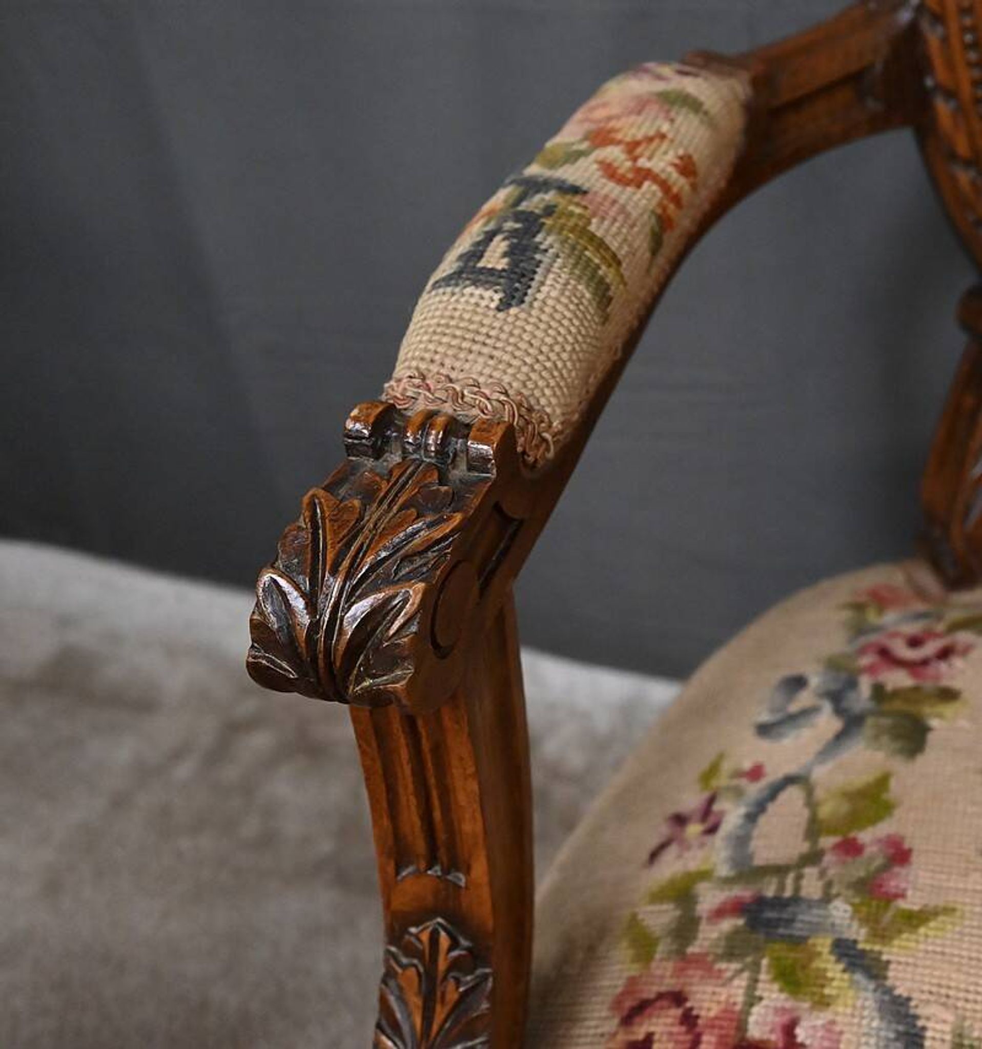 Paire de fauteuils en hêtre, style Louis XVI – début XXe