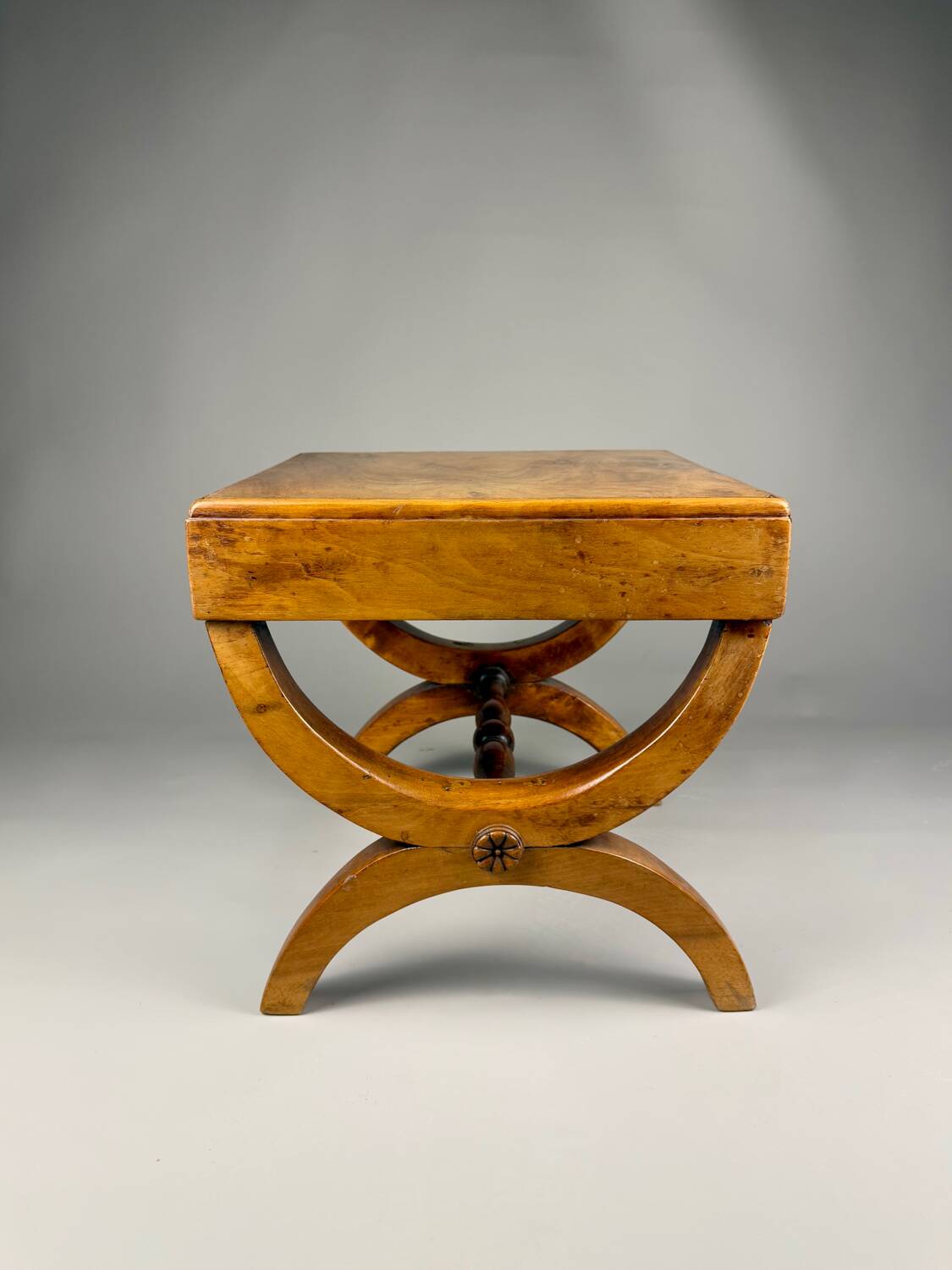 Vintage side table in solid wood with drawer