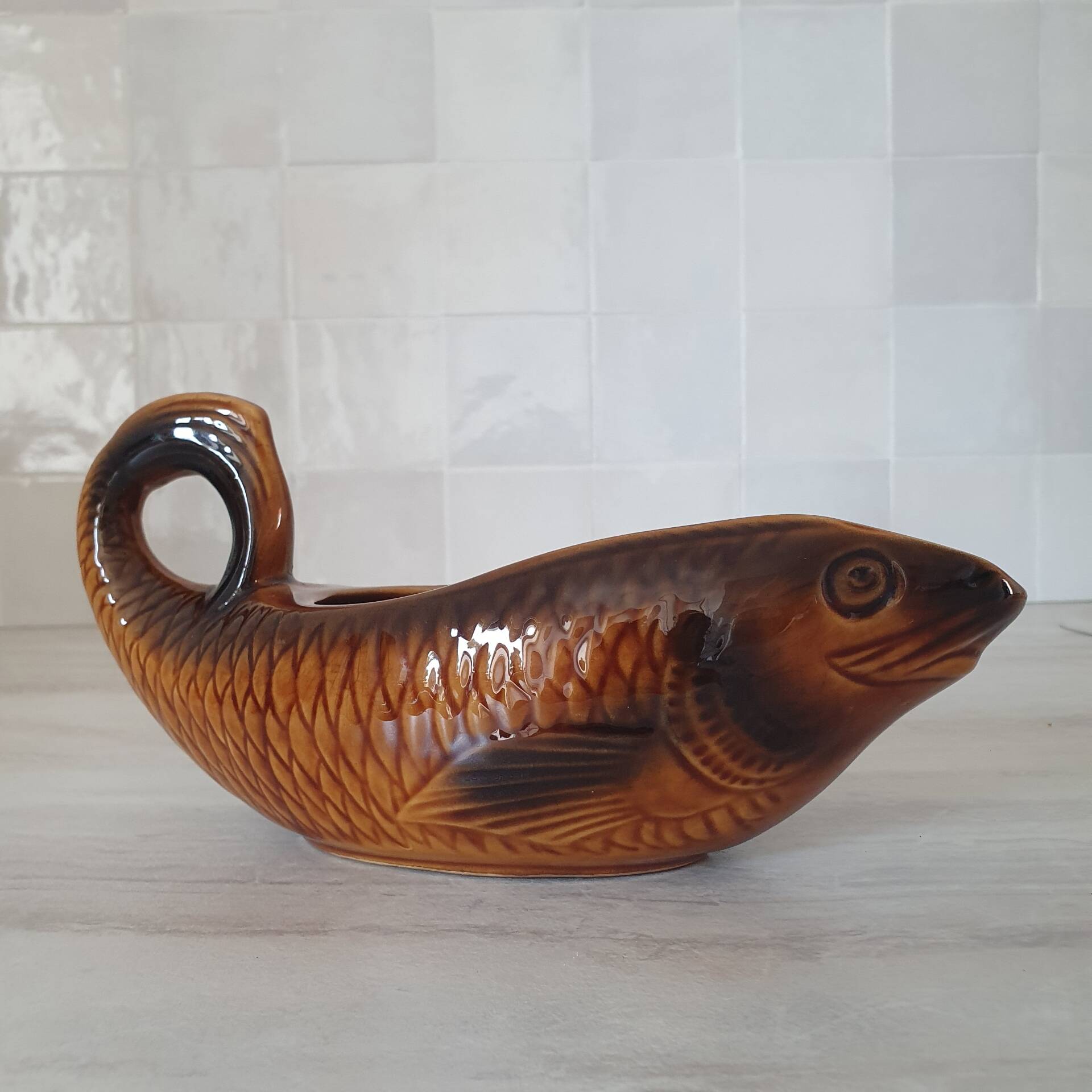 Sarreguemines / Saucière en forme poisson en céramique Barbotine