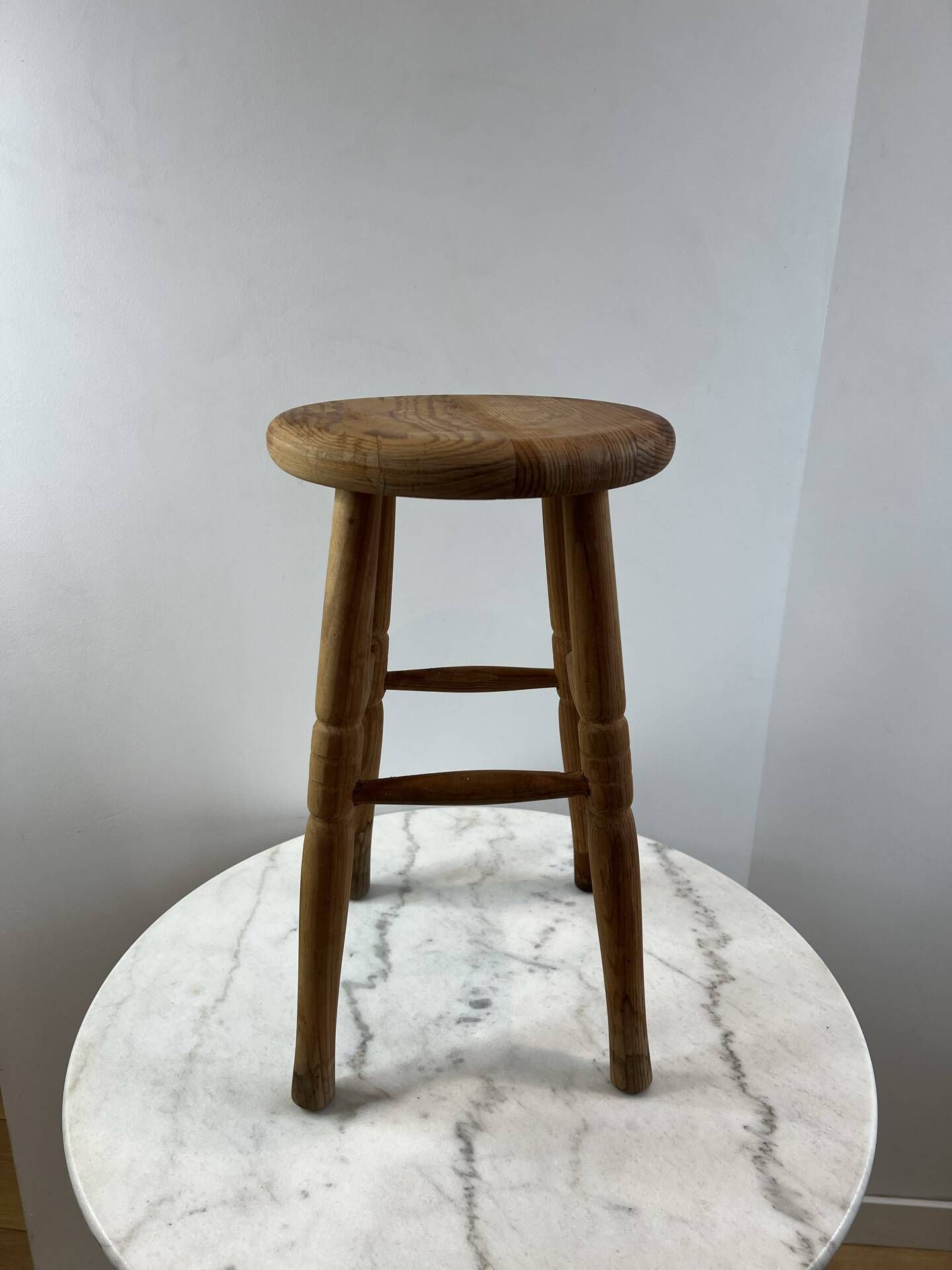 Tabouret haut en bois tourné à trois pieds