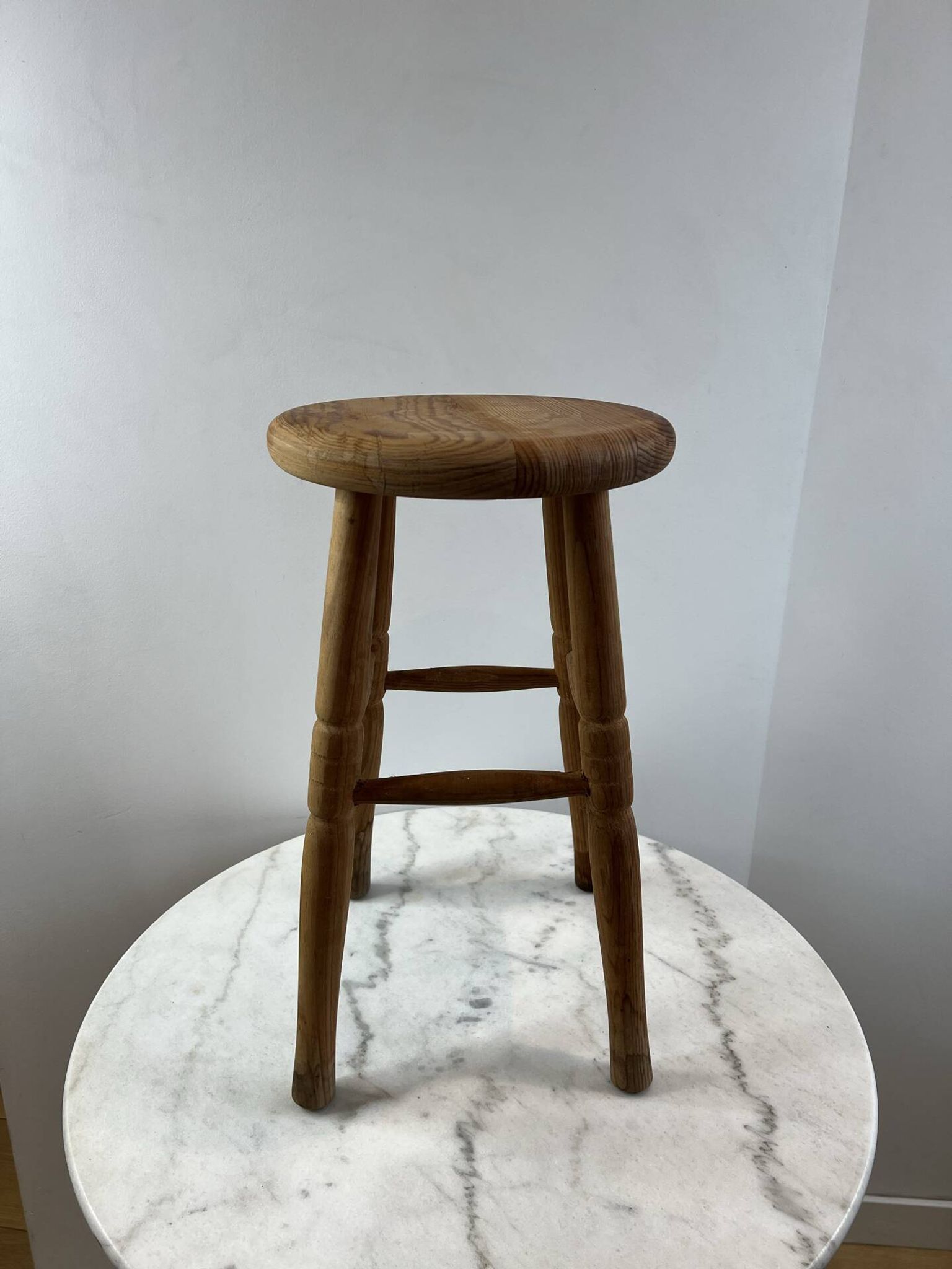 Tabouret haut en bois tourné à trois pieds