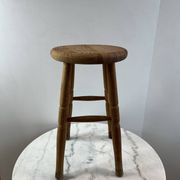 Tabouret haut en bois tourné à trois pieds
