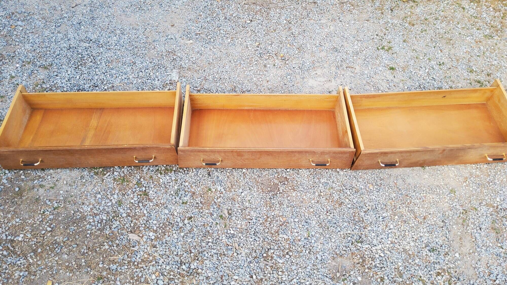 Vintage chest of drawers in golden oak from the 50s with 3 drawers and spindle-legged shelf