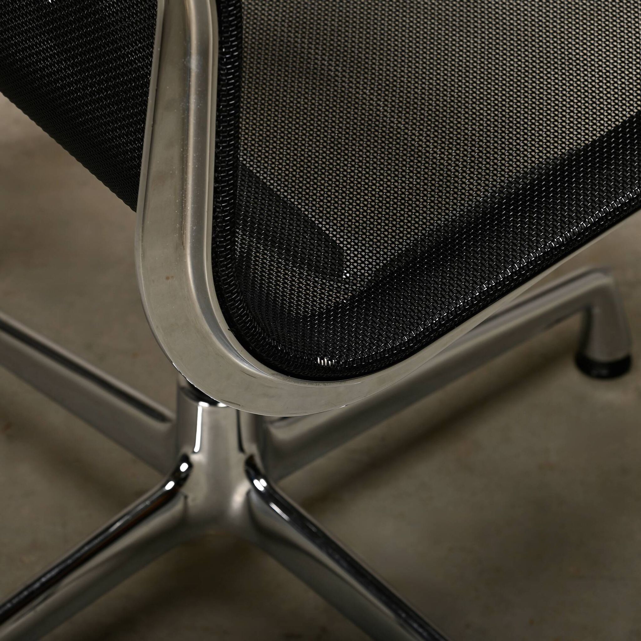 Eames Aluminum Group EA106 Dining Chairs in Black Netweave Mesh, Vitra
