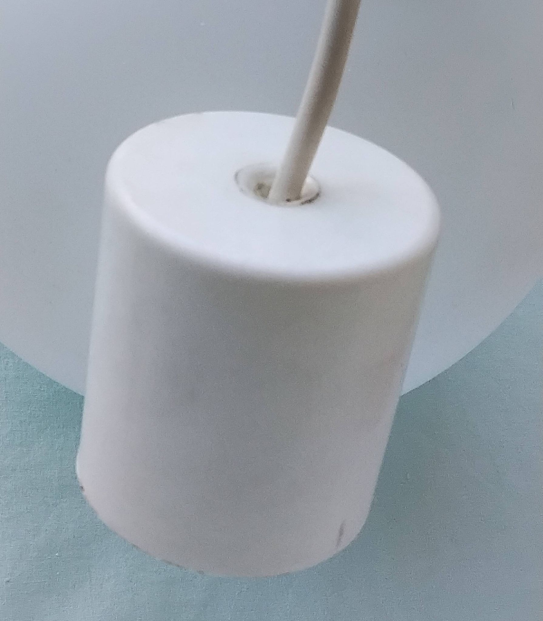 Suspension in white opaline