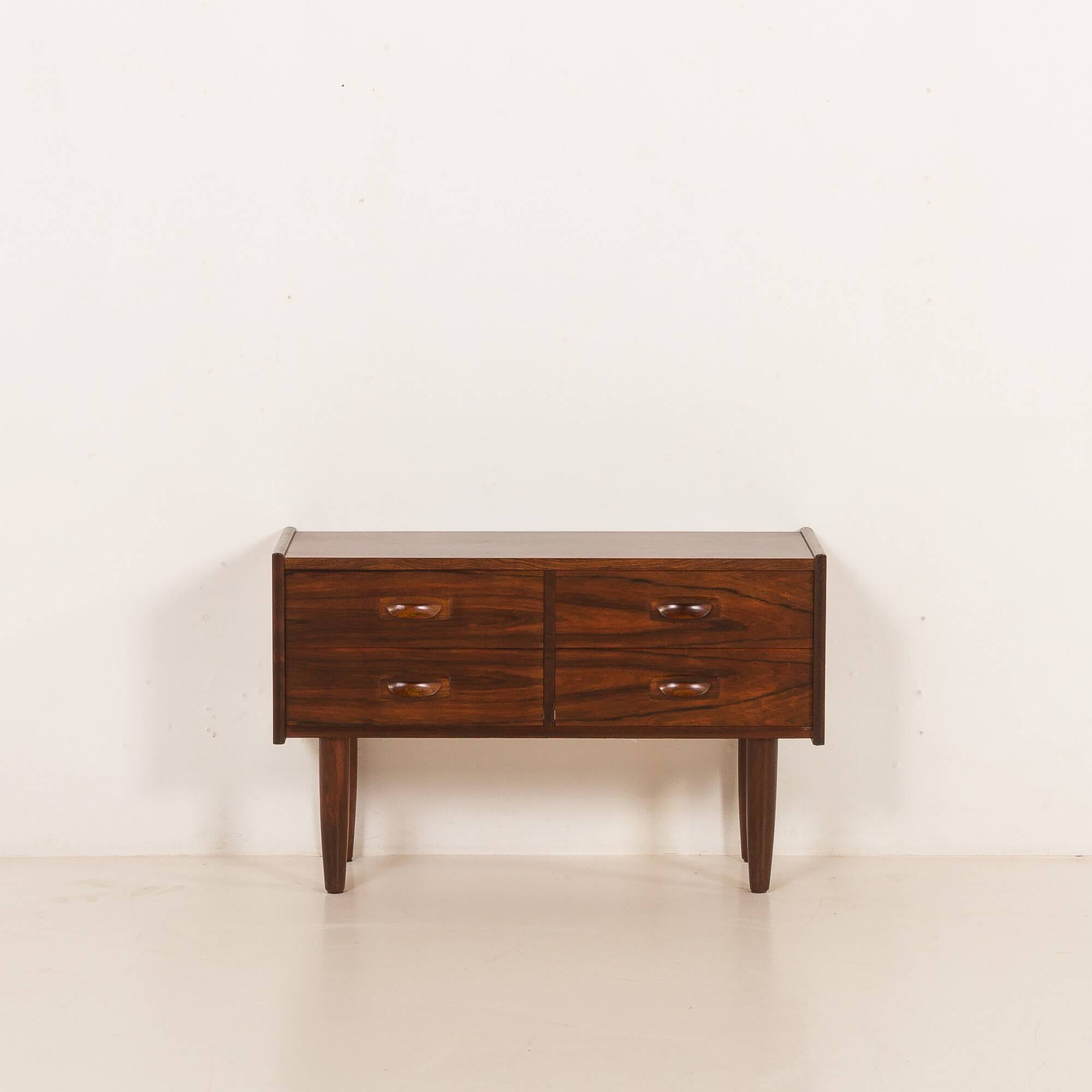Petite commode en palissandre danois, années 1960