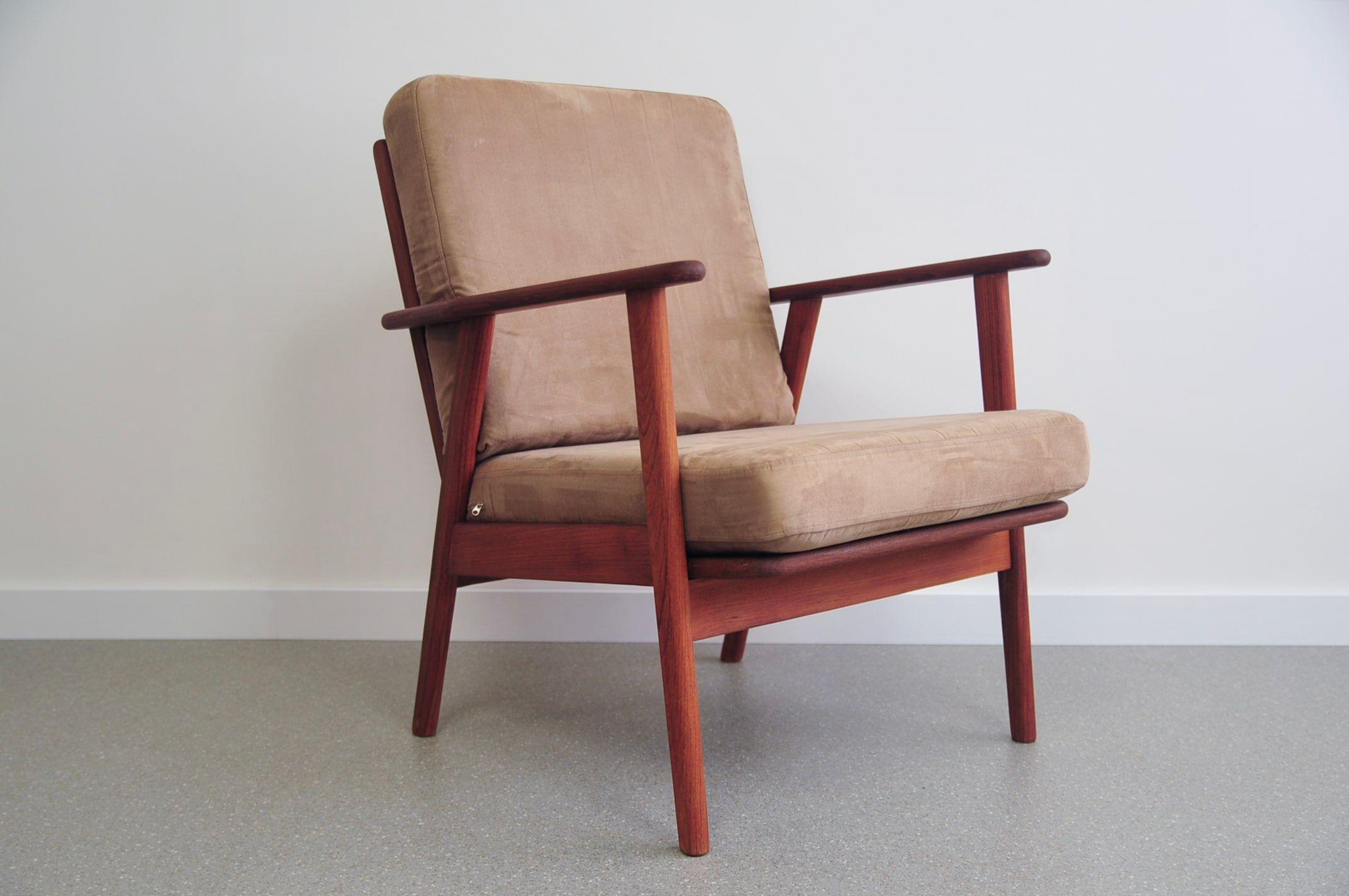 Fauteuil danois en teck et tissu beige