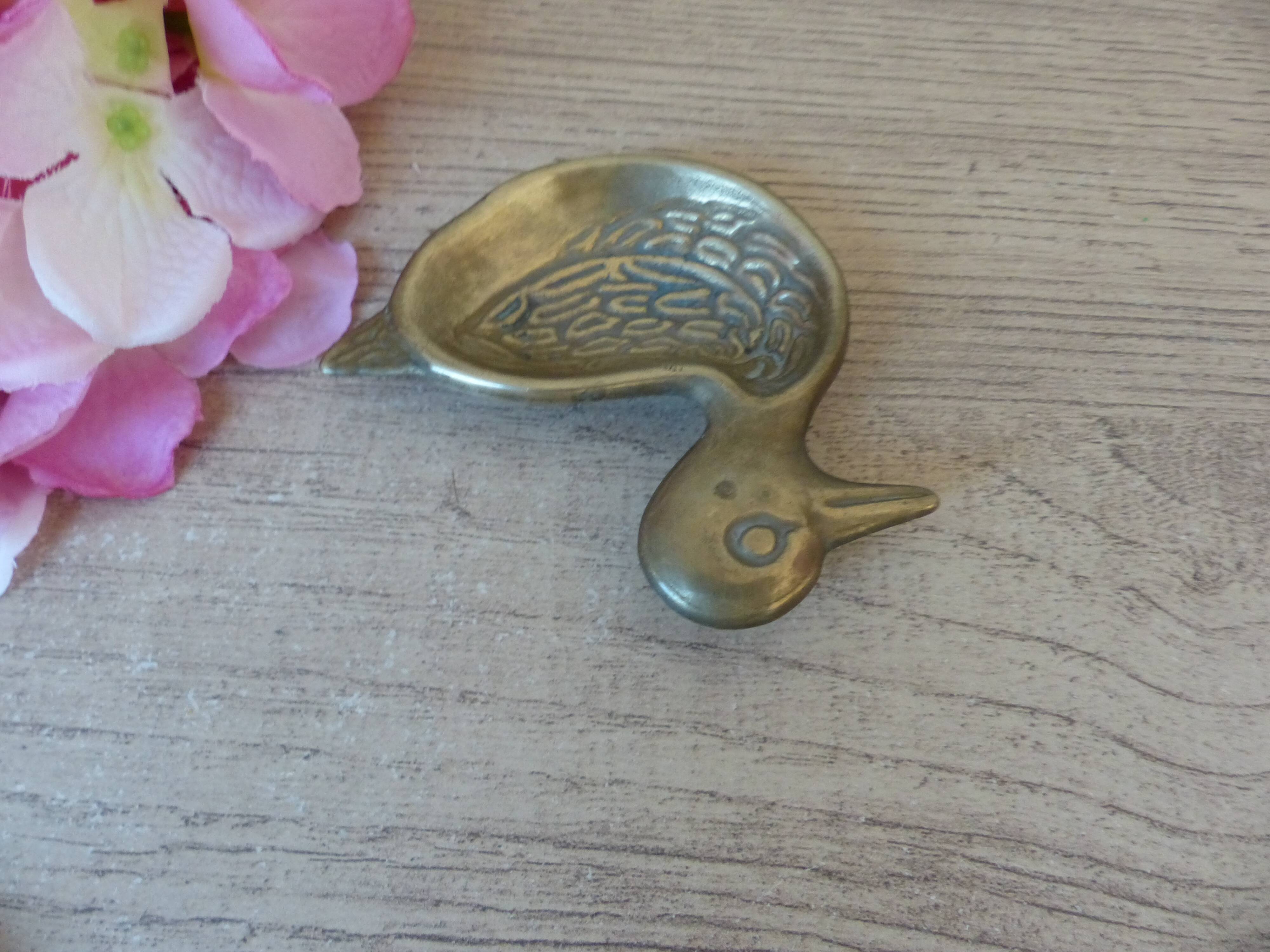 Small carved brass duck ashtray, duck pocket ashtray