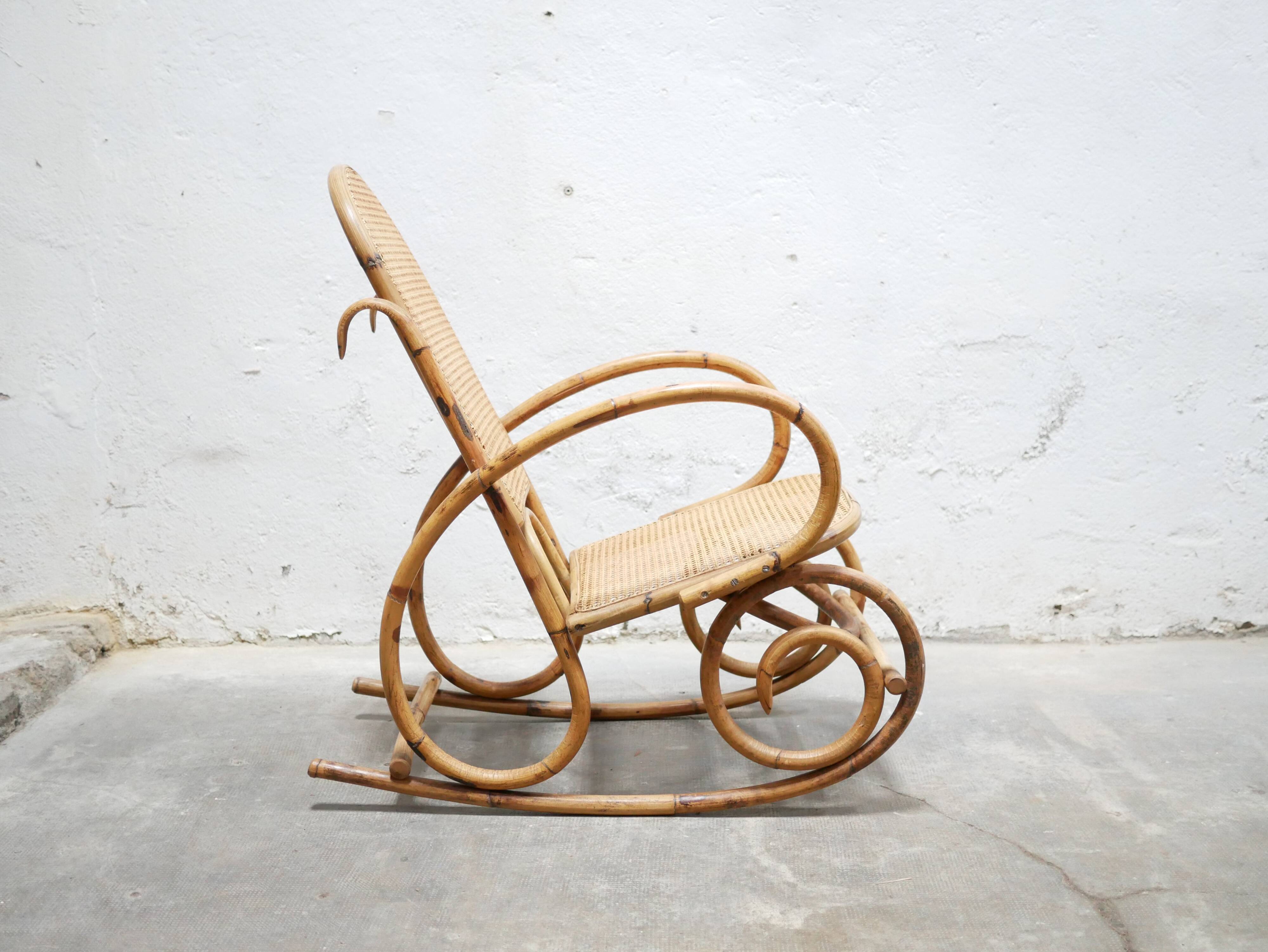 Fauteuil à bascule vintage en rotin et cannage