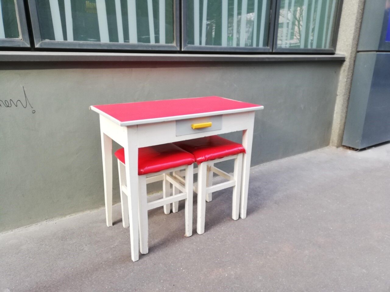 Table with two vintage matching stools