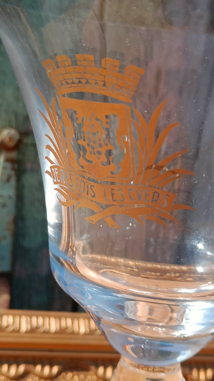 Large tasting glass with an old golden coat of arms – signed Jeanne Châtel